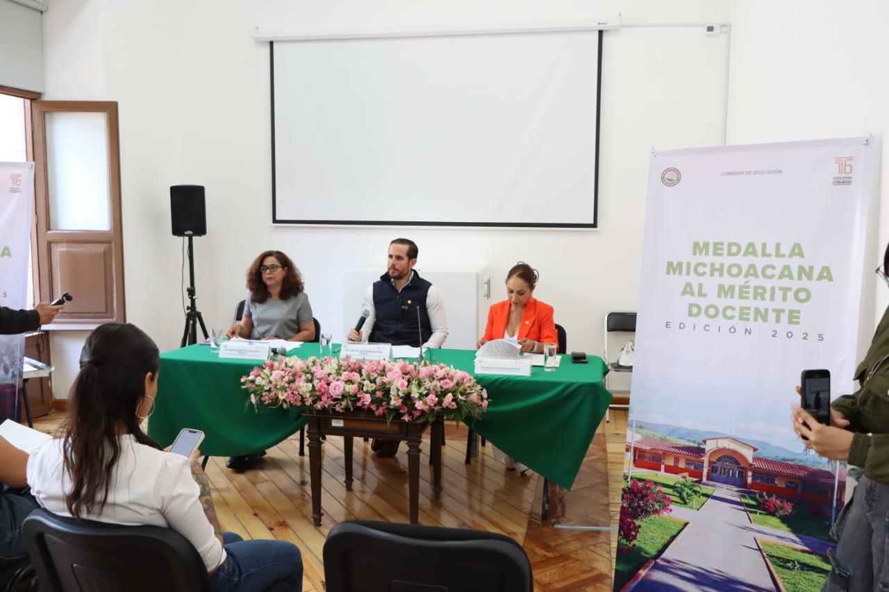 Presentan Comisión de Educación convocatoria para la “Medalla Michoacana al Mérito Docente” edición 2025