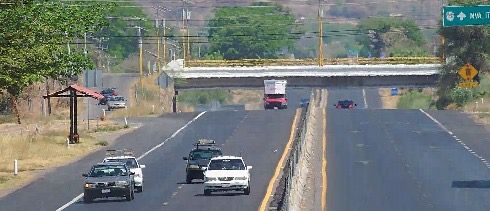 Libera Sedena vialidades en Apatzingán Libera Sedena vialidades en Apatzingán