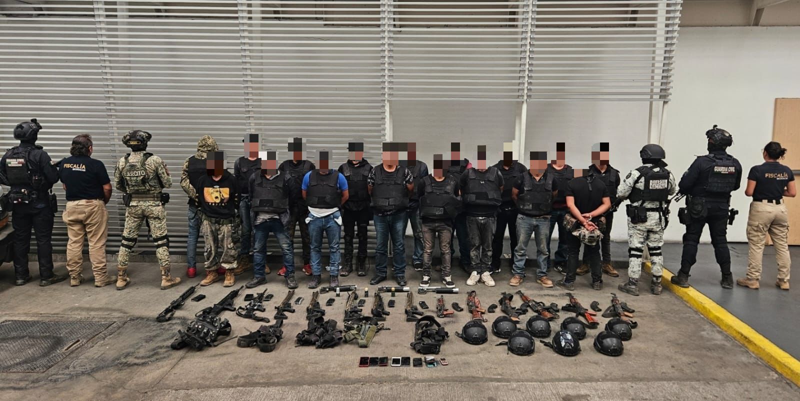 Duro golpe al crimen en Zinapécuaro; 17 detenidos y 14 armas largas aseguradas: SSP Duro golpe al crimen en Zinapécuaro; 17 detenidos y 14 armas largas aseguradas: SSP