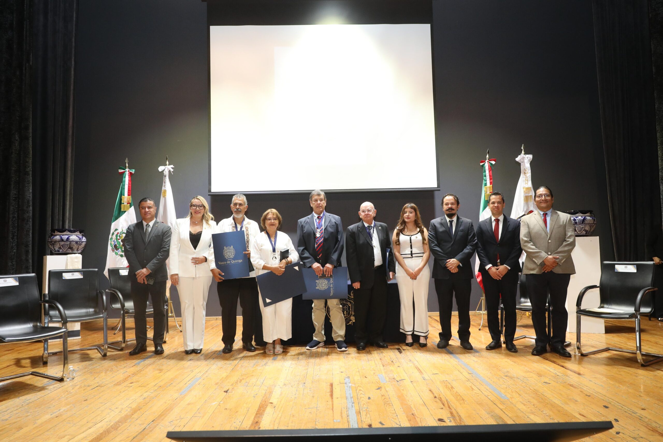 Yarabí Ávila entrega la Presea “Vasco de Quiroga” a destacados nicolaitas Yarabí Ávila entrega la Presea “Vasco de Quiroga” a destacados nicolaitas