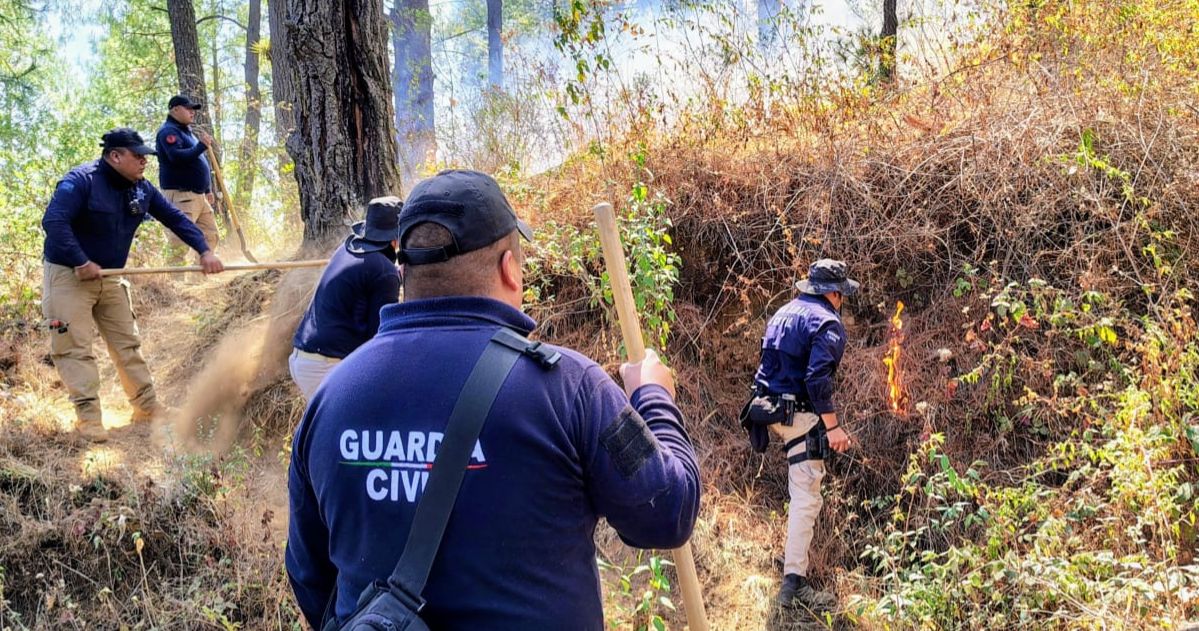 Helicóptero con helibalde y brigadistas de la SSP coadyuvaron a sofocar incendios en la región oriente de Michoacán Helicóptero con helibalde y brigadistas de la SSP coadyuvaron a sofocar incendios en la región oriente de Michoacán