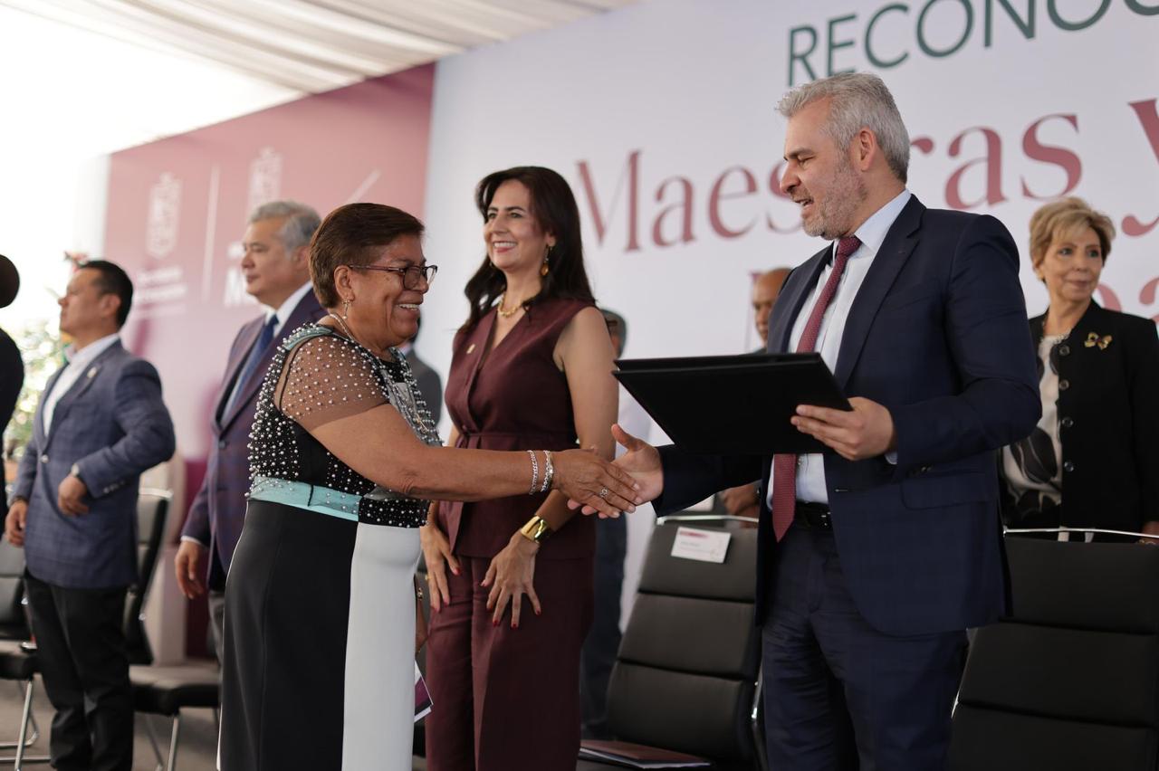 Reconoce ARB a mil 700 docentes por décadas de servicio