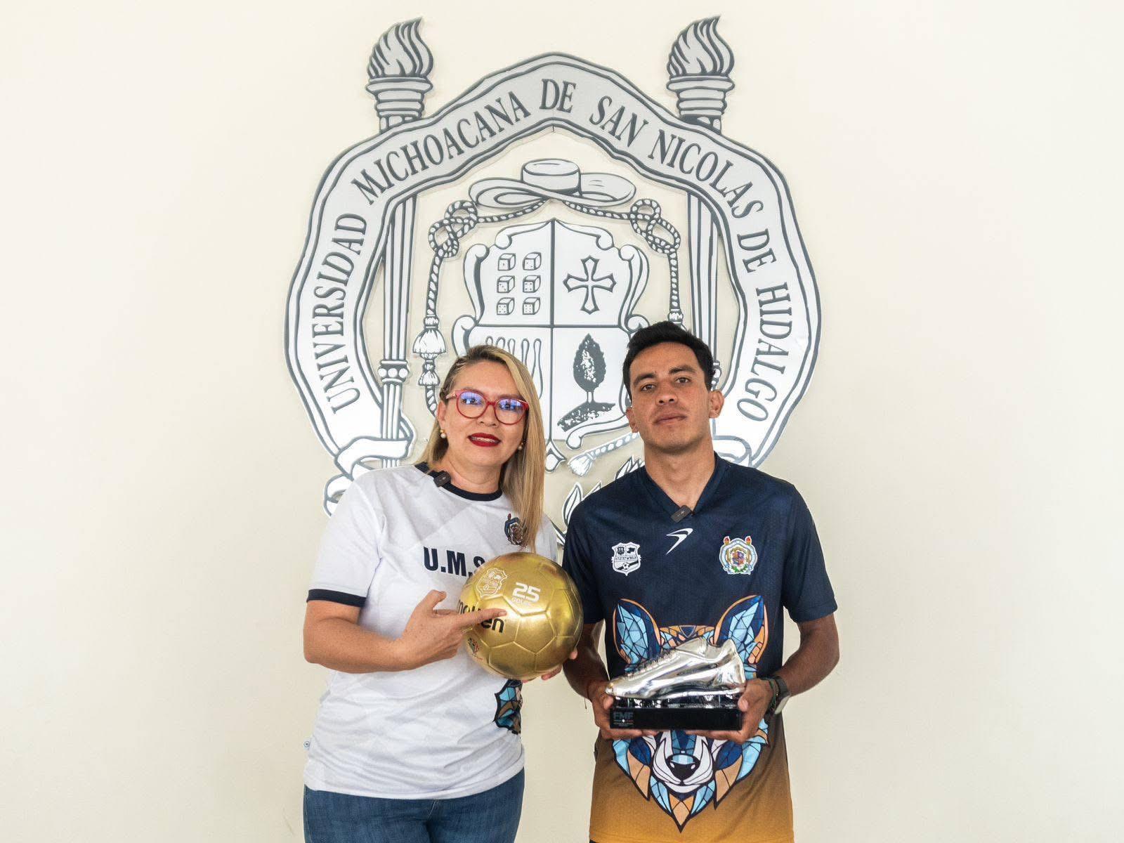El nicolaita Cristian Castro se corona como goleador, Yarabí Ávila entrega reconocimientos El nicolaita Cristian Castro se corona como goleador, Yarabí Ávila entrega reconocimientos