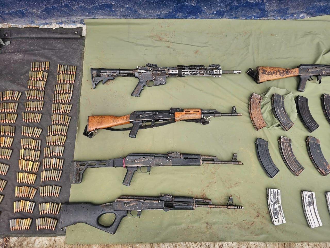 SSP y Defensa detienen a 5 hombres con arsenal en Apatzingán