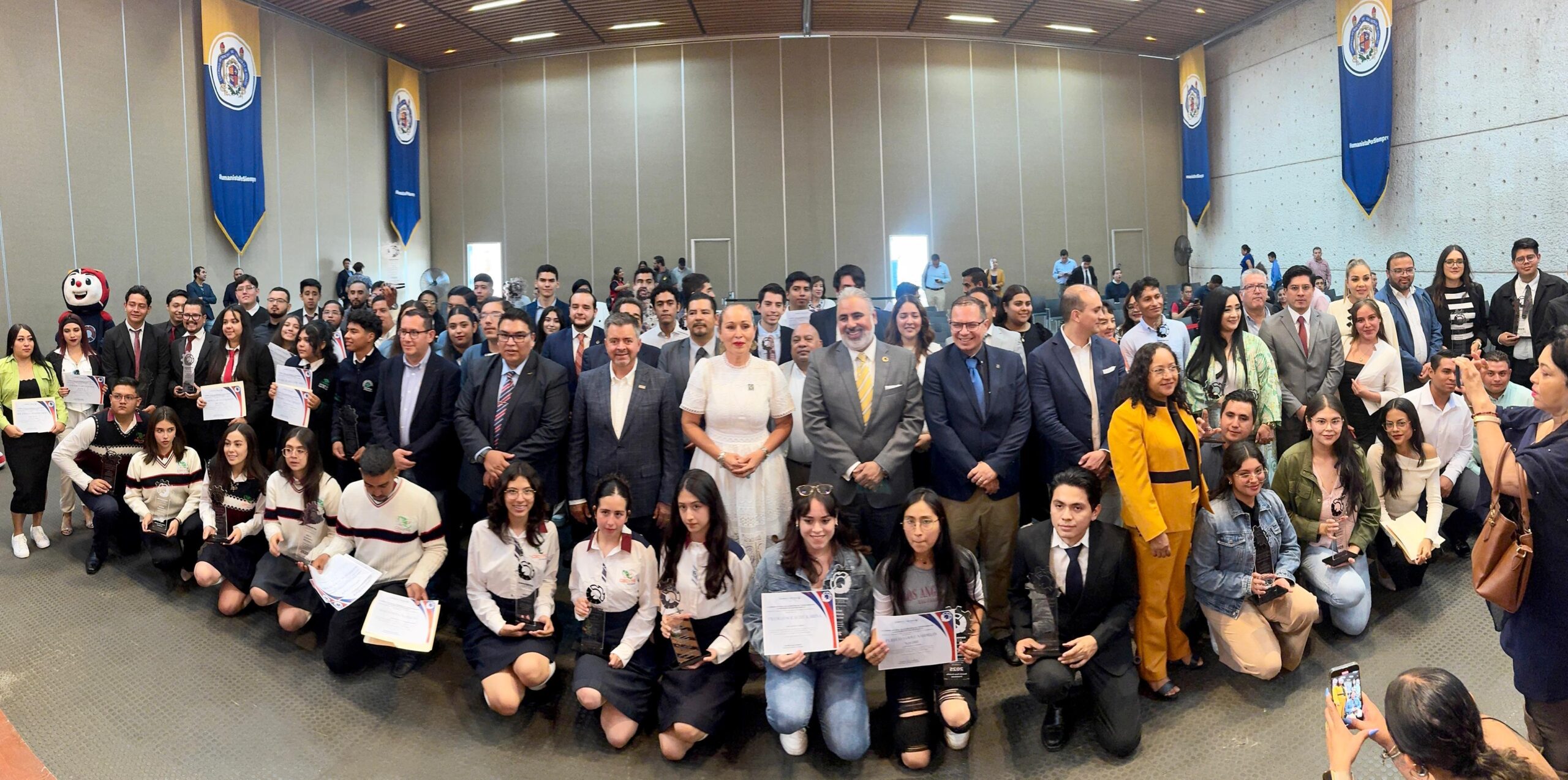 Entrega la CANACINTRA Morelia Mérito Académico Industrial a alumnos michoacanos Entrega la CANACINTRA Morelia Mérito Académico Industrial a alumnos michoacanos