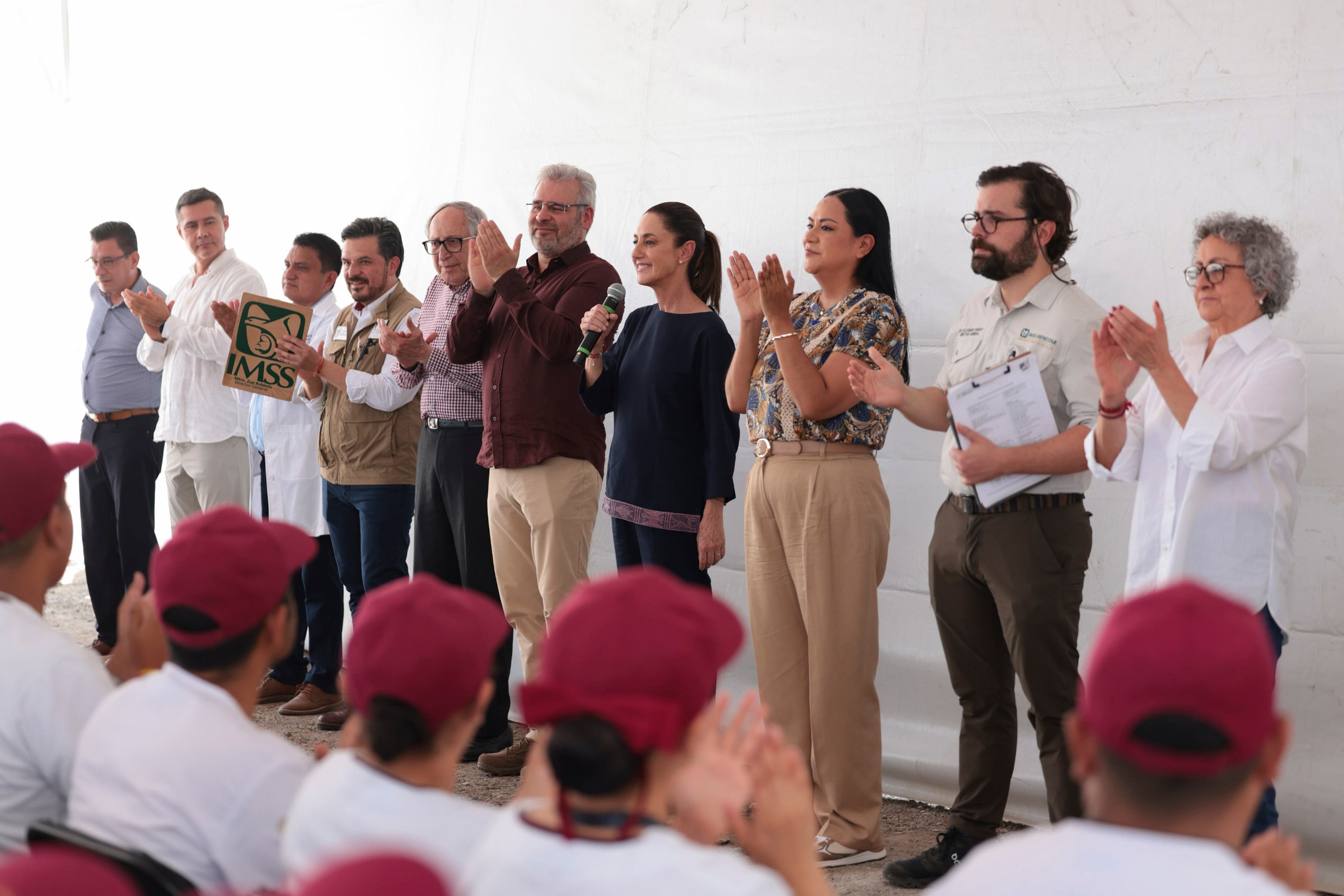 En Aquila, Presidenta de México anuncia que programa de salud Casa por Casa otorgará en 2026 operaciones gratuitas de cataratas a adultos mayores En Aquila, Presidenta de México anuncia que programa de salud Casa por Casa otorgará en 2026 operaciones gratuitas de cataratas a adultos mayores