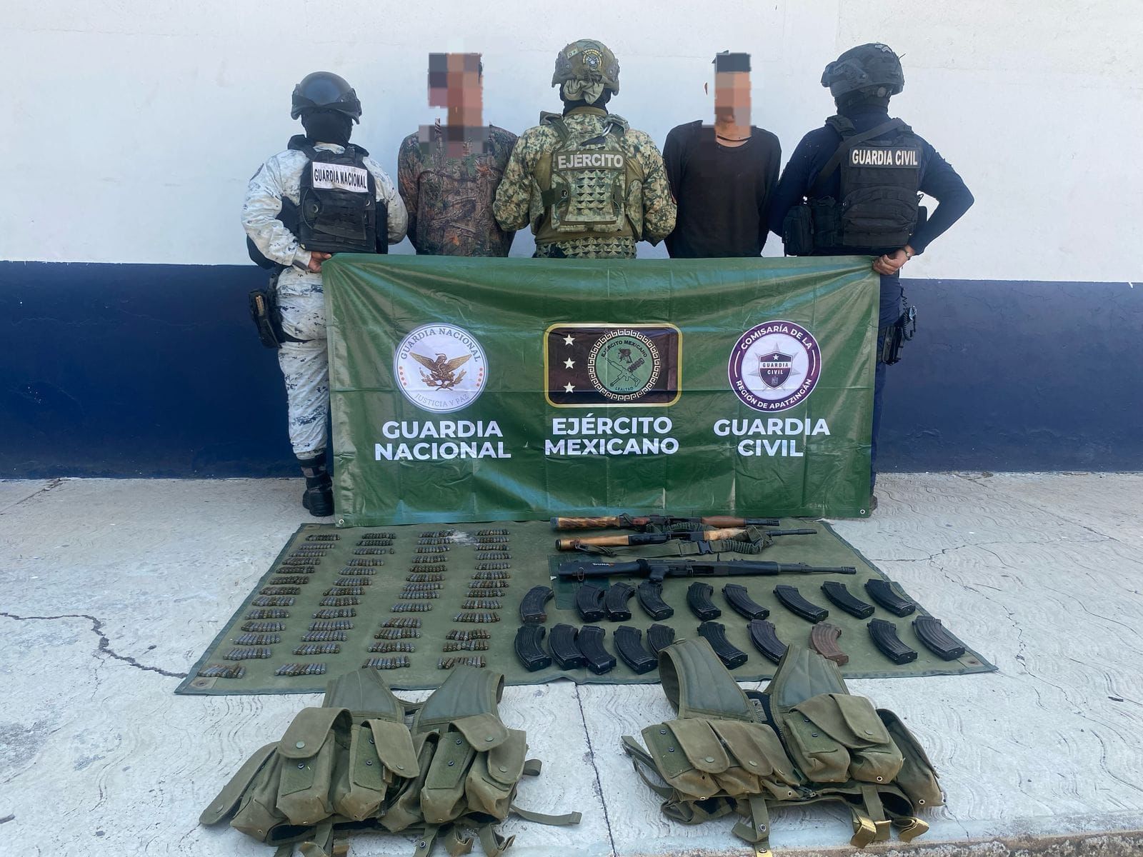 Detenidos 2 hombres en posesión de armas largas y municiones en Parácuaro: SSP Detenidos 2 hombres en posesión de armas largas y municiones en Parácuaro: SSP