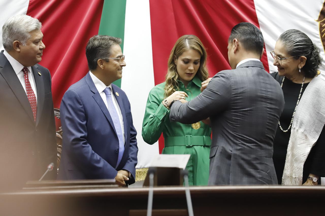 Congreso del Estado impone Condecoración Melchor Ocampo al Colegio de Notarios de Michoacán Congreso del Estado impone Condecoración Melchor Ocampo al Colegio de Notarios de Michoacán