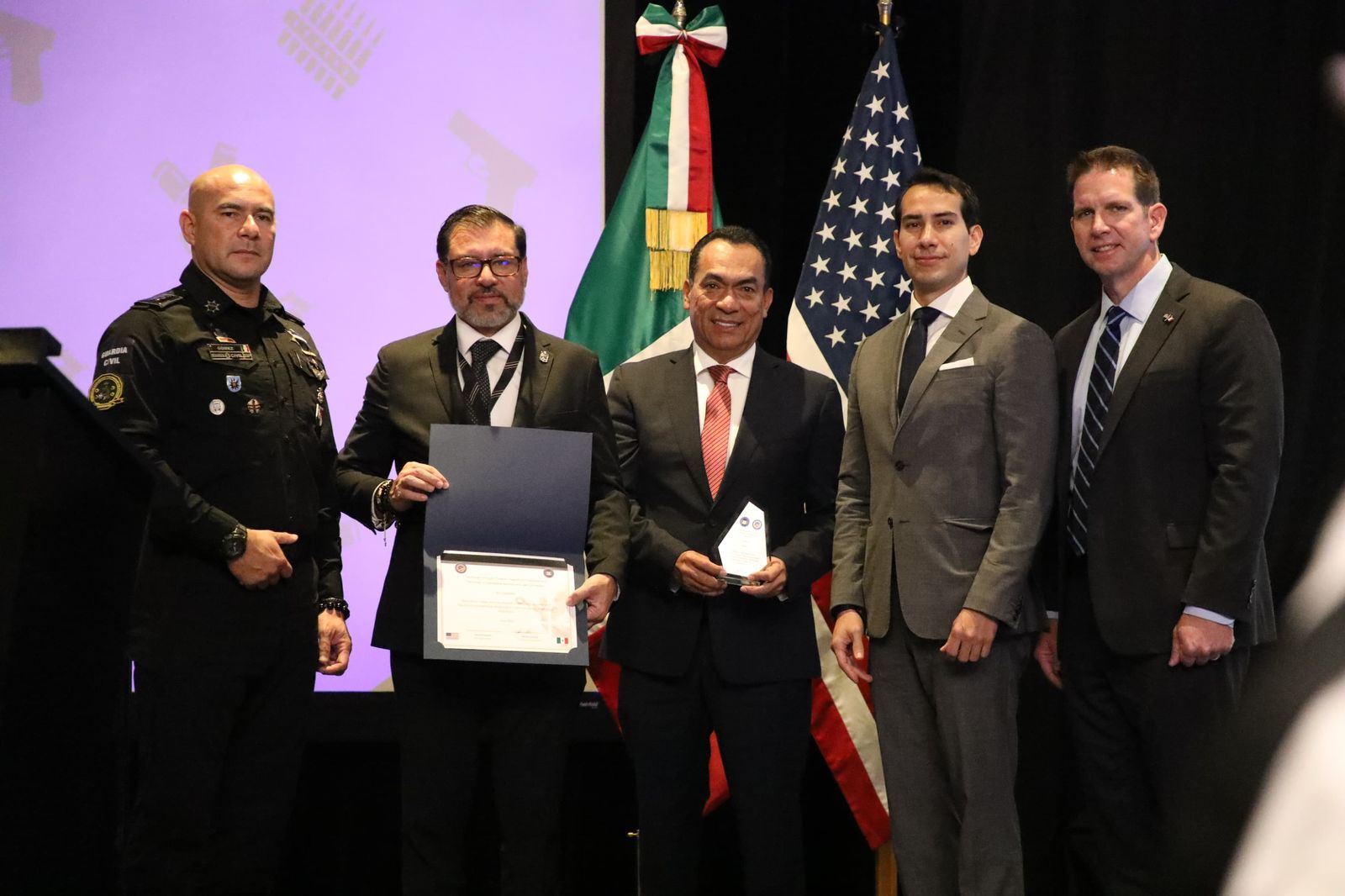 SSP y FGE reciben reconocimiento por combate al uso ilegal de explosivos y armas de fuego SSP y FGE reciben reconocimiento por combate al uso ilegal de explosivos y armas de fuego