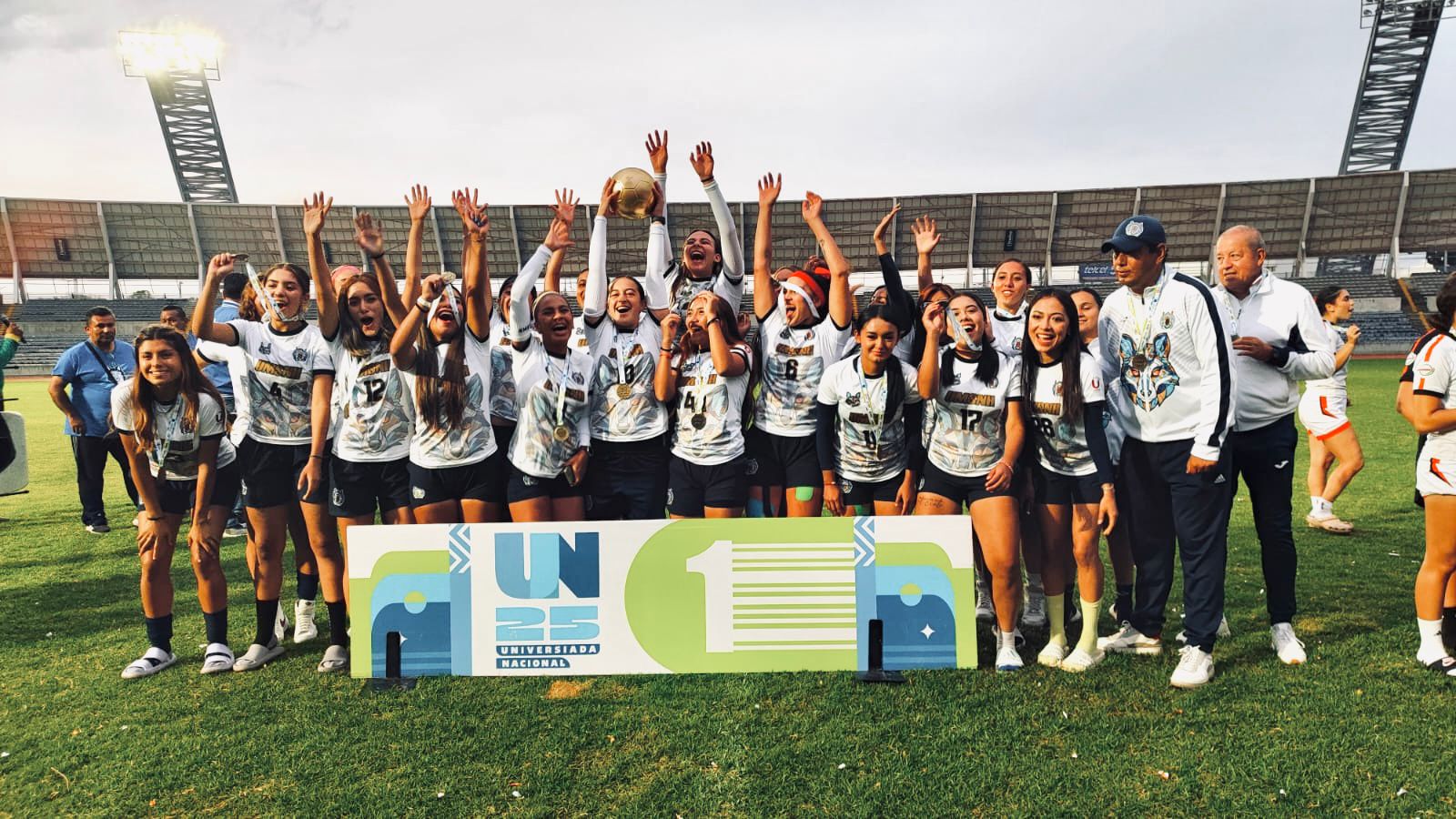 Equipos de fútbol soccer de la UMSNH logran el oro, son campeones nacionales Equipos de fútbol soccer de la UMSNH logran el oro, son campeones nacionales