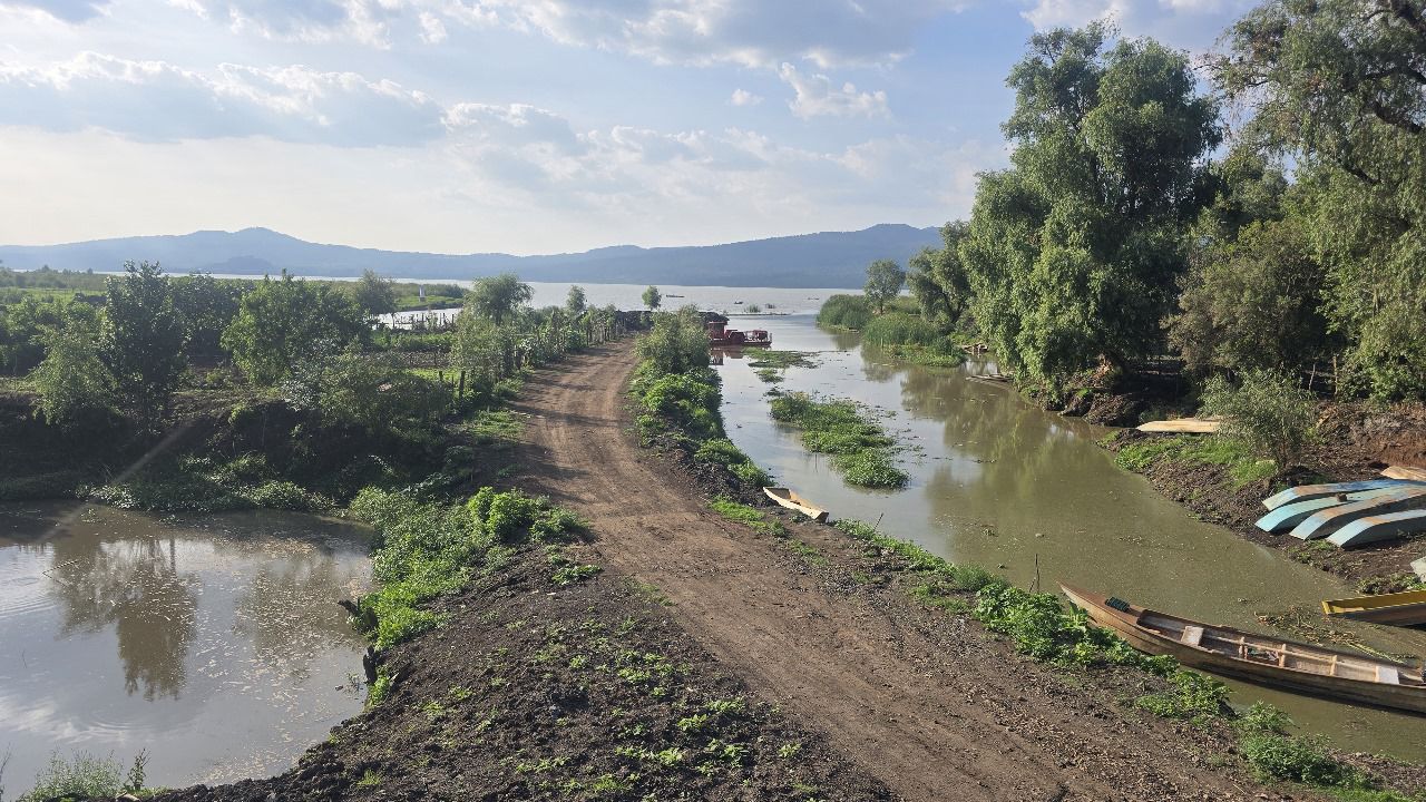 Con retiro de azolve del lago de Pátzcuaro se consolidan acciones para su rescate: SCOP Con retiro de azolve del lago de Pátzcuaro se consolidan acciones para su rescate: SCOP