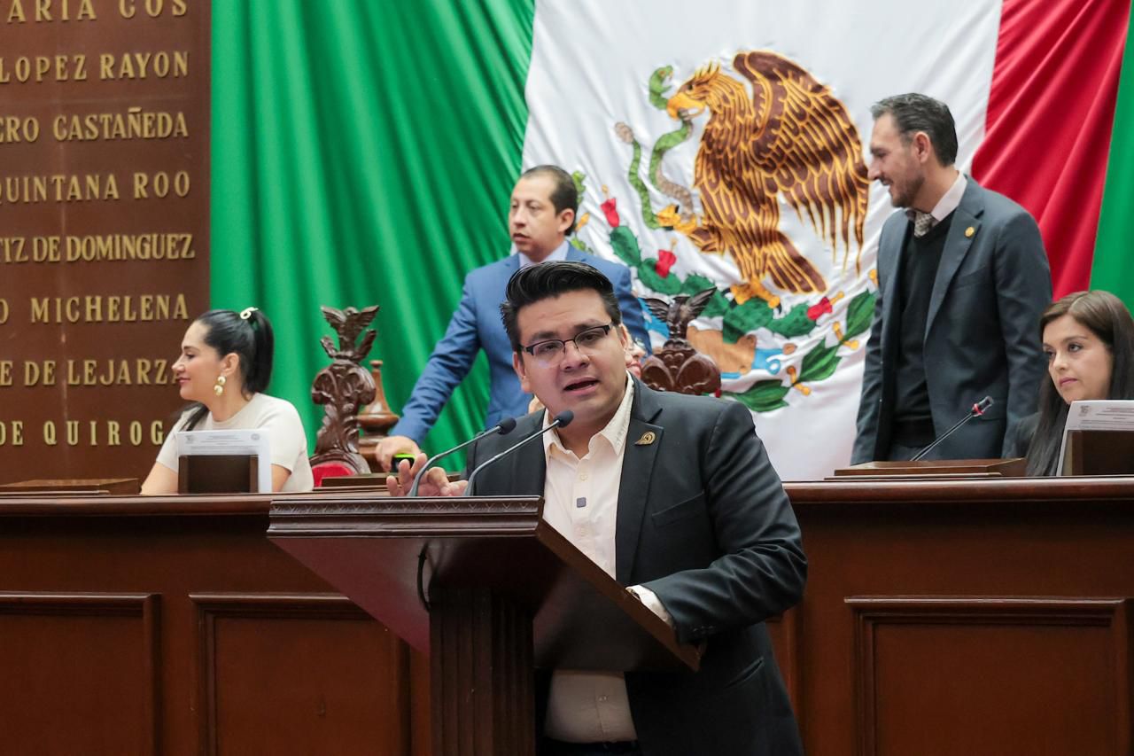 Toño Carreño presentó iniciativa de reforma constitucional para garantizar esquemas completos de vacunación en Michoacán Toño Carreño presentó iniciativa de reforma constitucional para garantizar esquemas completos de vacunación en Michoacán