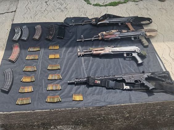 SSP y Defensa detienen a 4 hombres con armas largas, municiones y vehículos en Apatzingán SSP y Defensa detienen a 4 hombres con armas largas, municiones y vehículos en Apatzingán