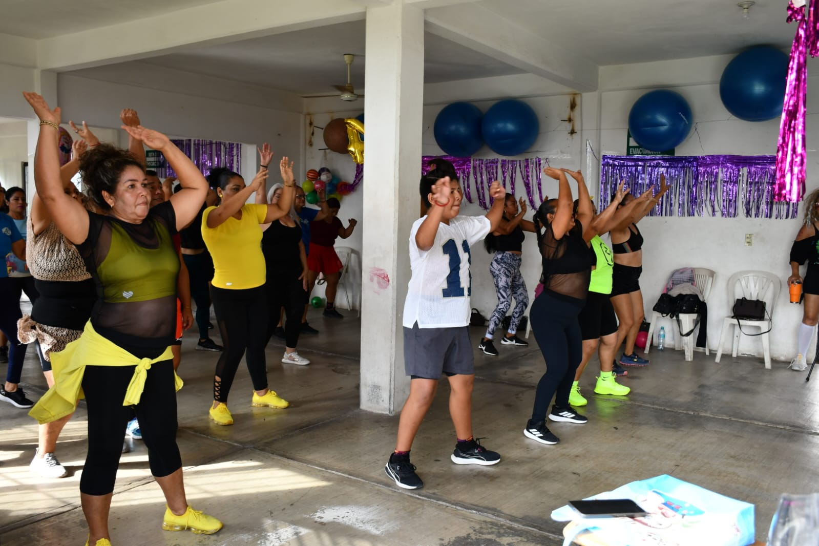 Lazarocardenenses se activan con súper clase de zumba en Centro Comunitario Lazarocardenenses se activan con súper clase de zumba en Centro Comunitario