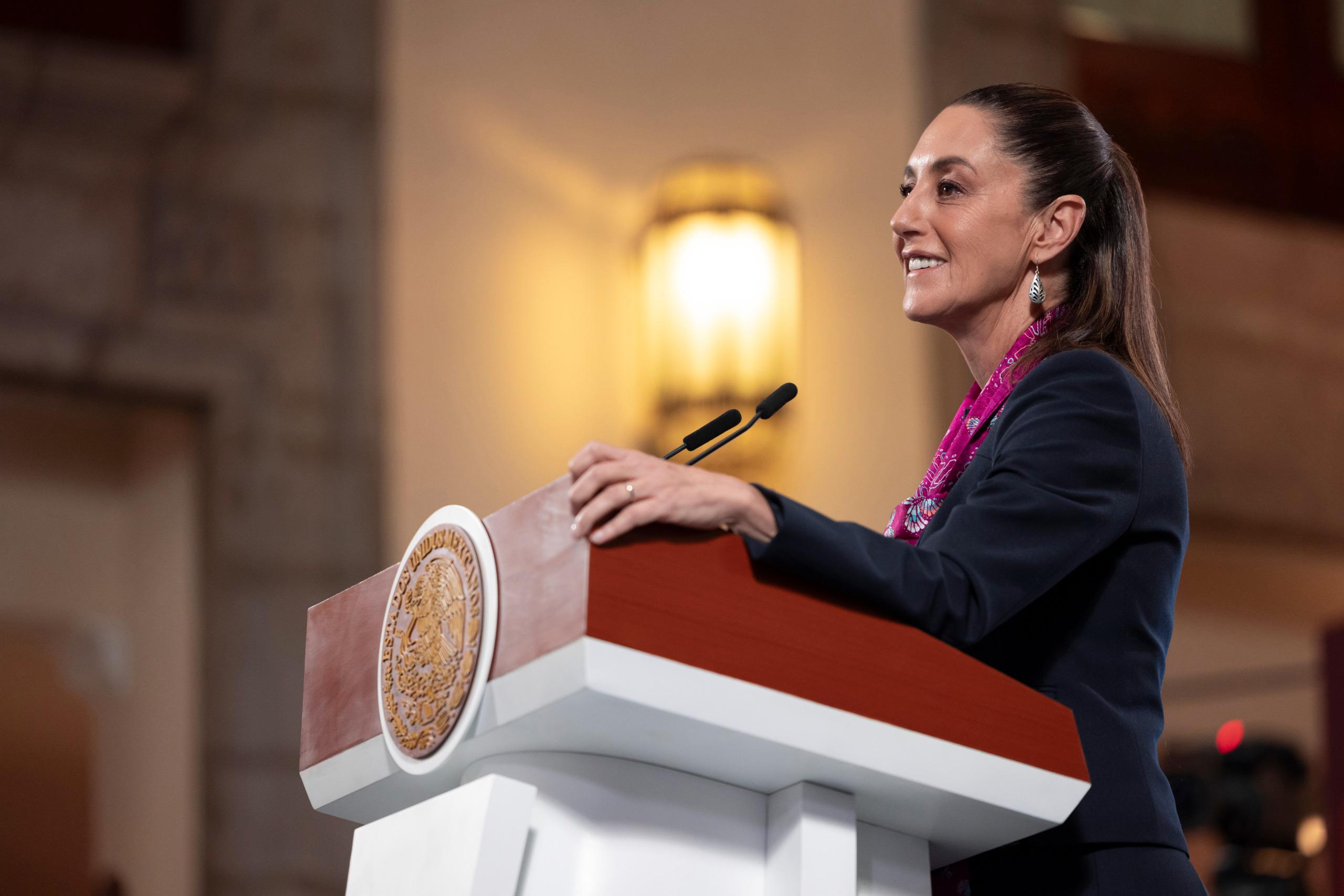 Presidenta de México firma decretos para facilitar la movilidad de maestras y maestros y para congelar la edad de jubilación Presidenta de México firma decretos para facilitar la movilidad de maestras y maestros y para congelar la edad de jubilación