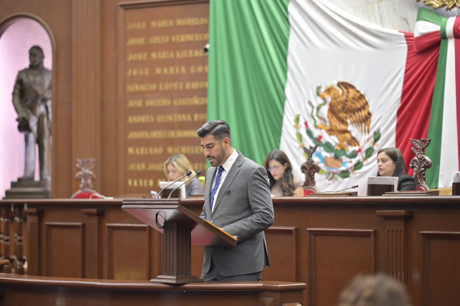 Presenta Poncho Chávez iniciativa para cámaras en equipo de policías municipales y estatales Presenta Poncho Chávez iniciativa para cámaras en equipo de policías municipales y estatales