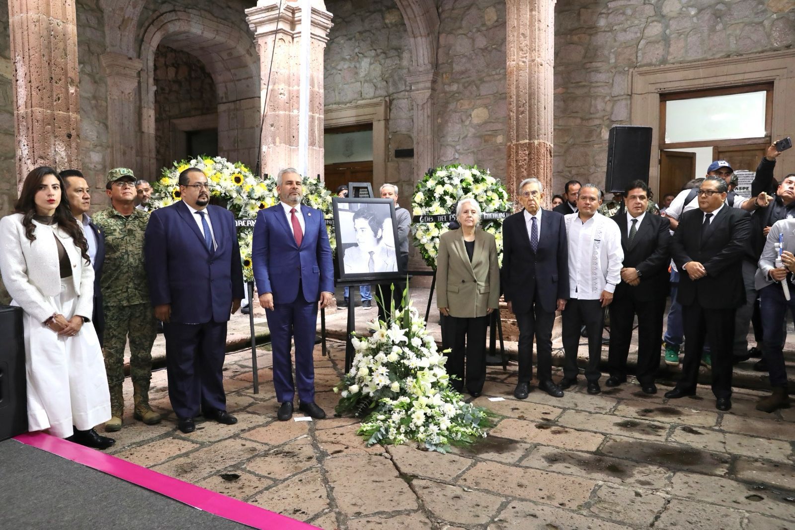 Honran memoria de Francisco Xavier Ovando