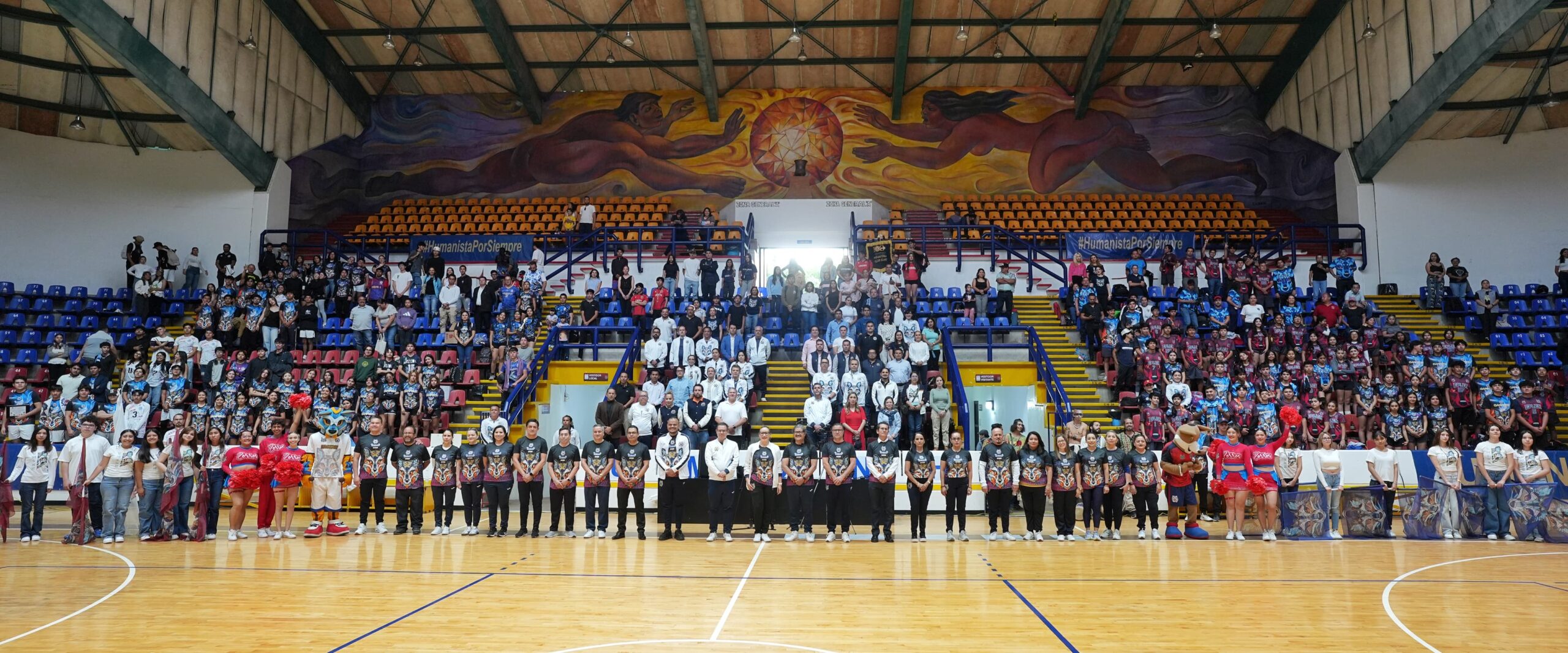 La rectora de la Universidad Michoacana asiste a la clausura de la Liga Deportiva del Bachillerato Nicolaita