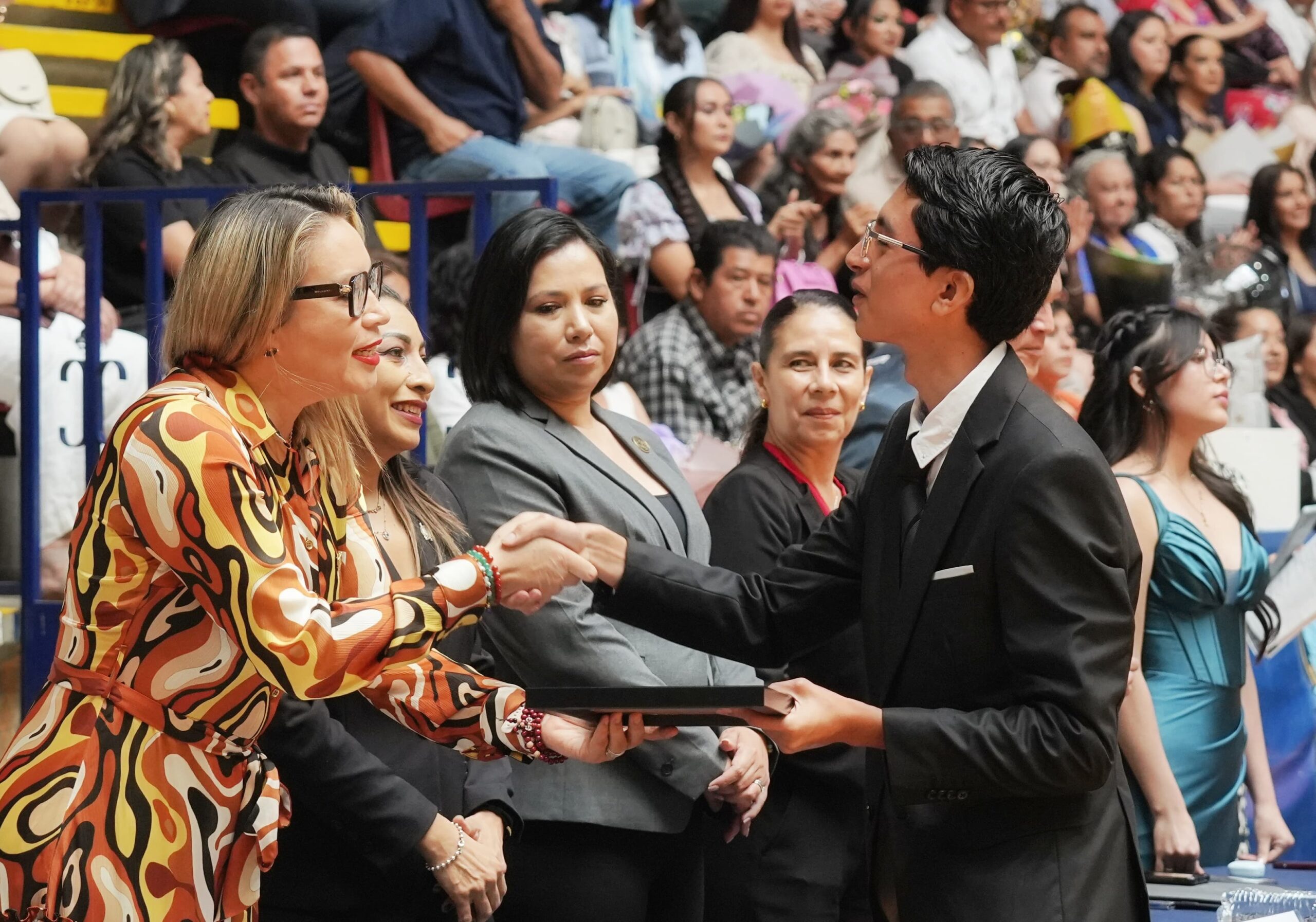 A construir proyectos y a trabajar en equipo, insta Yarabí Ávila a egresados de Bachillerato A construir proyectos y a trabajar en equipo, insta Yarabí Ávila a egresados de Bachillerato