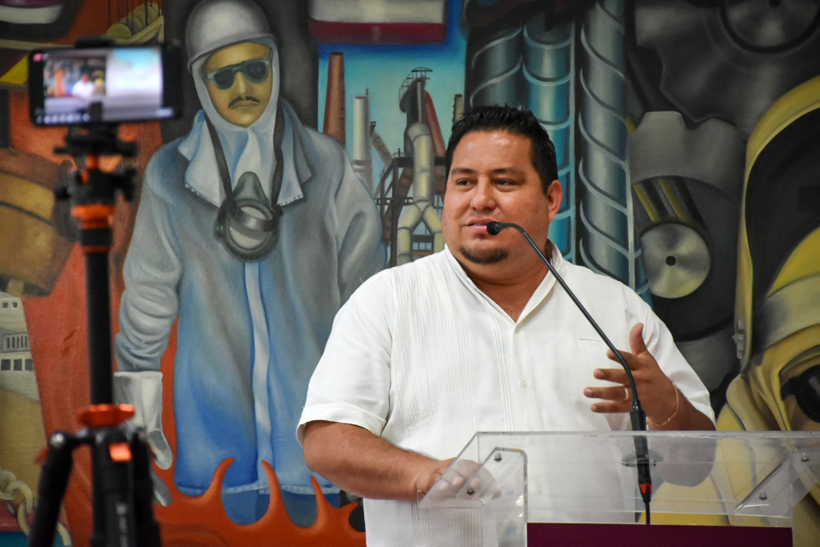 Manuel Esquivel se posiciona entre los mejores 10 alcaldes de Michoacán Manuel Esquivel se posiciona entre los mejores 10 alcaldes de Michoacán