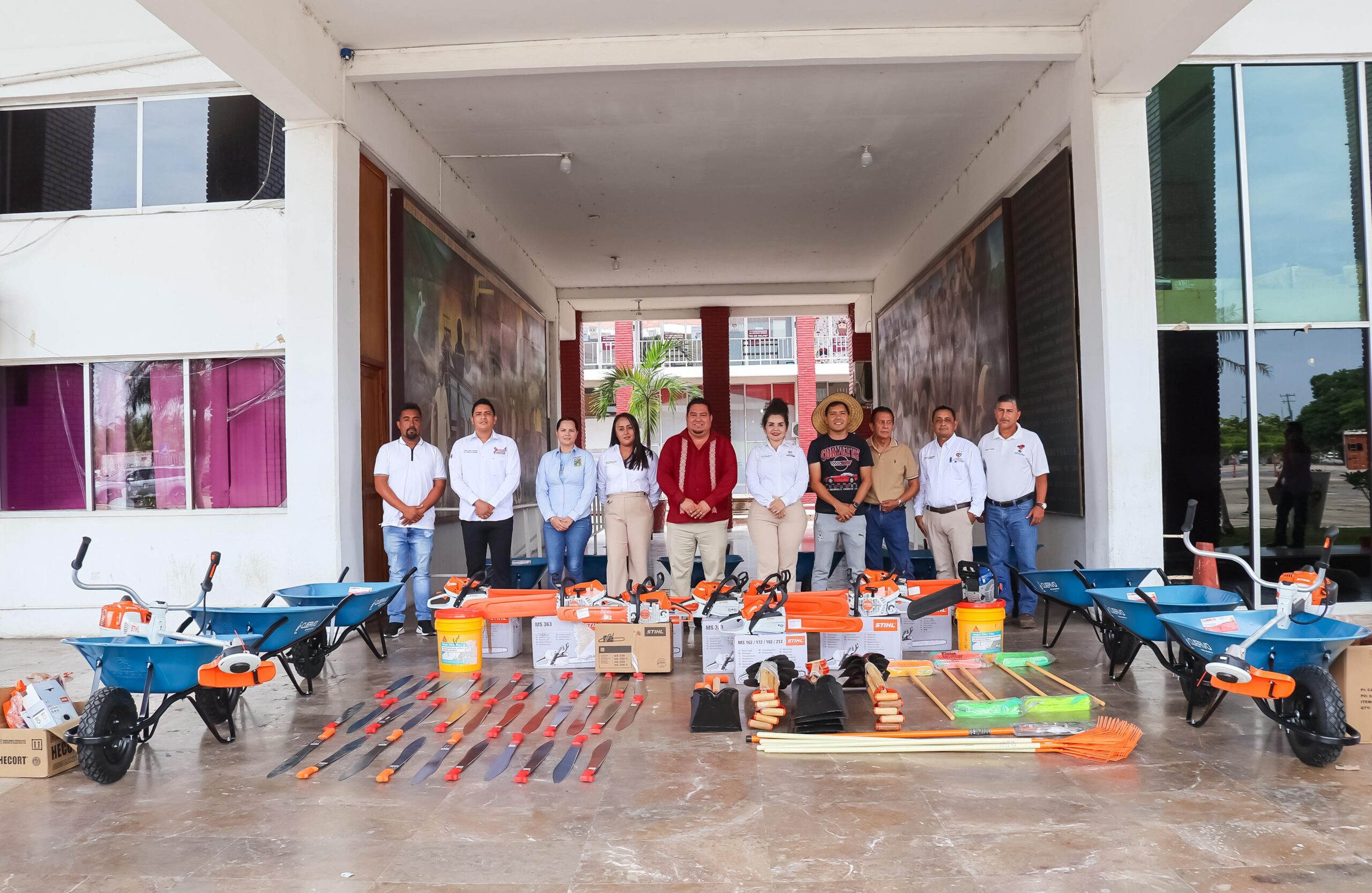Manuel Esquivel, entrega material y equipo a Jefes de Tenencia
