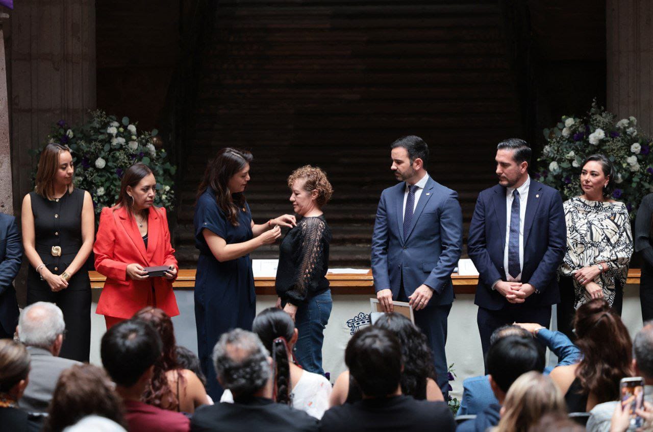Entrega Gobierno de Morelia,  Presea Amalia Solórzano a Verónica Villaseñor