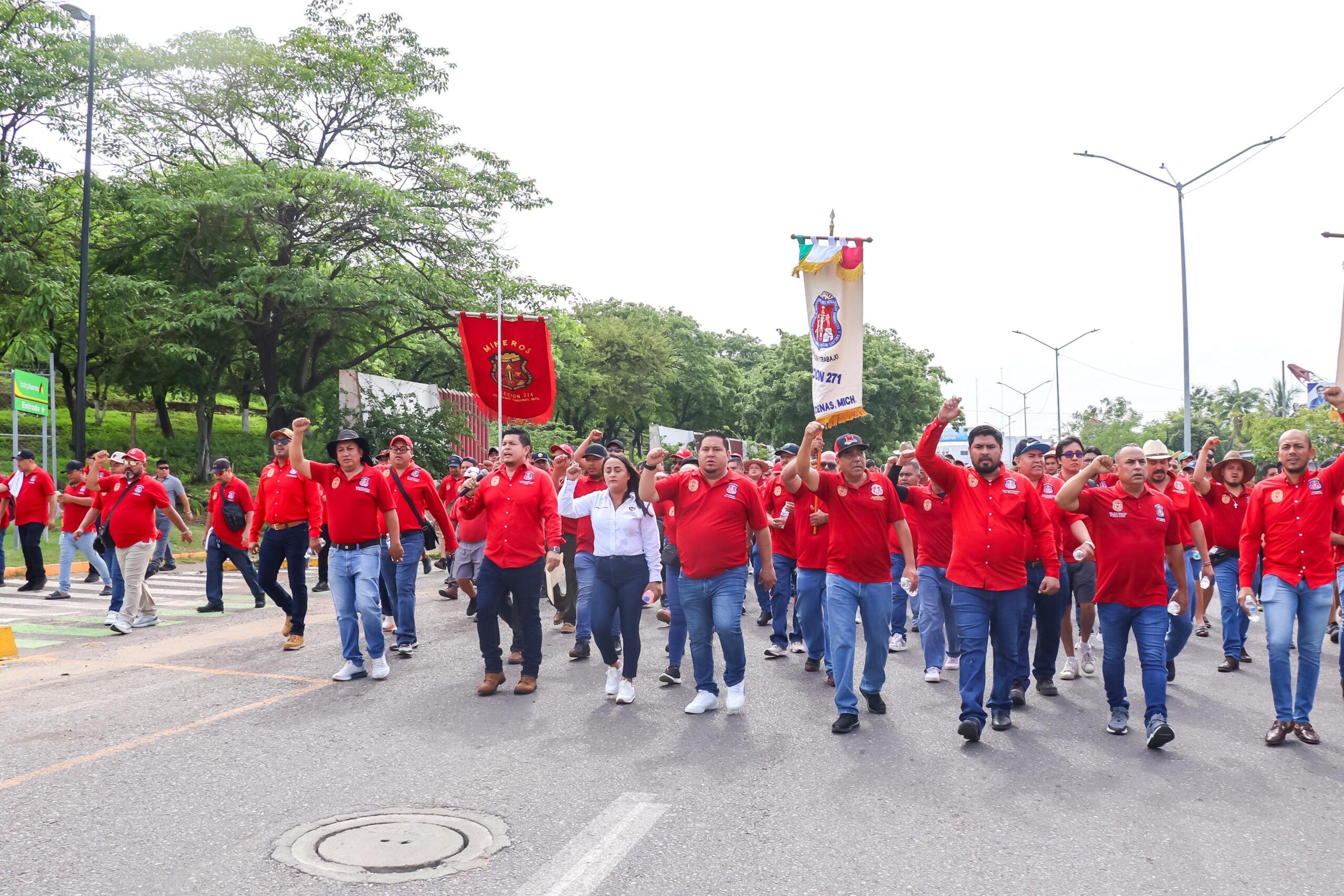 Manuel Esquivel marcha con mineros en 91º aniversario Manuel Esquivel marcha con mineros en 91º aniversario