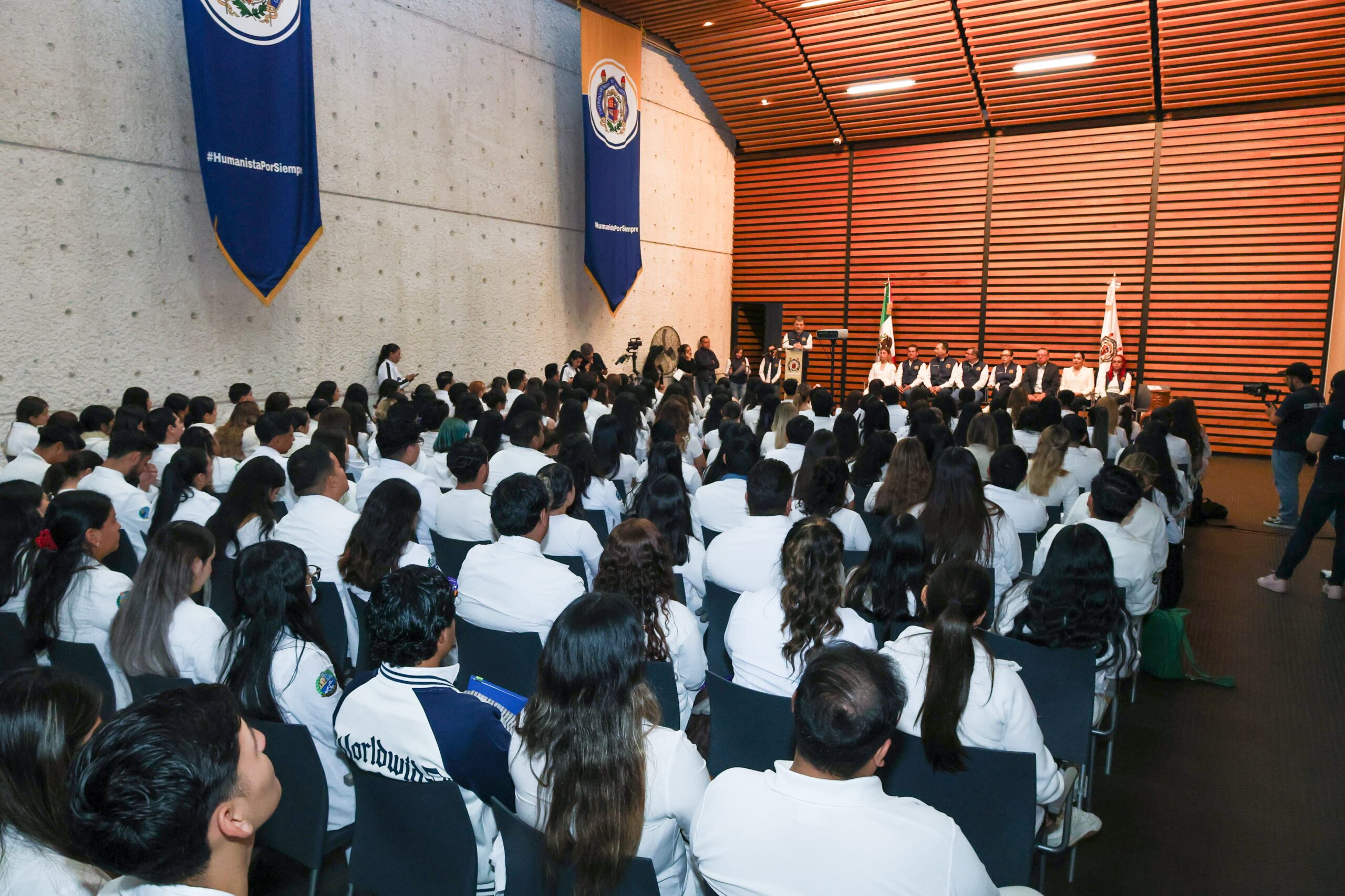 Yarabí Ávila llama a estudiantes a realizar su servicio social con vocación de servir Yarabí Ávila llama a estudiantes a realizar su servicio social con vocación de servir