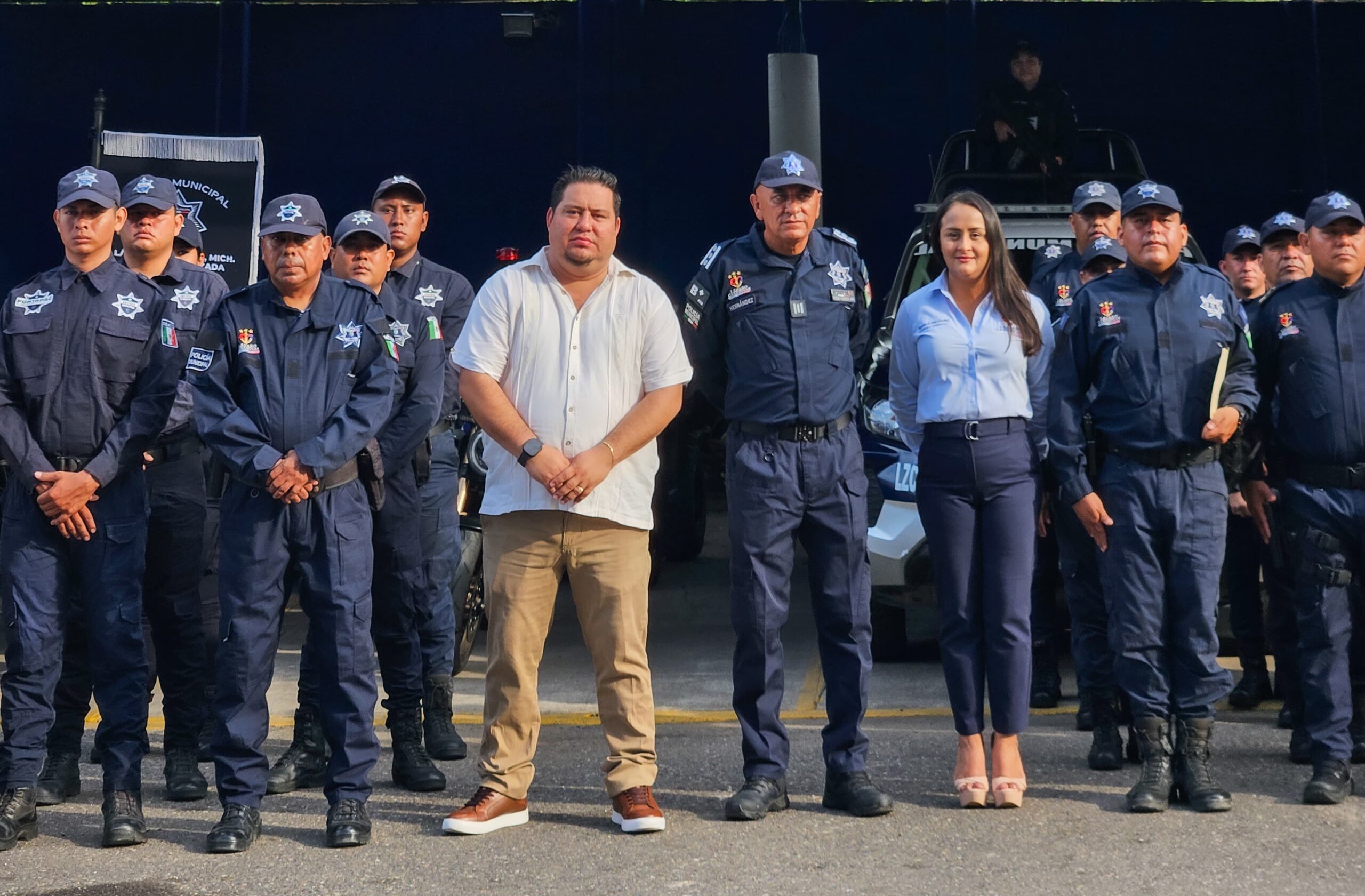 Manuel Esquivel, edil de Lázaro Cárdenas, felicita a policías por culminación de cursos Manuel Esquivel, edil de Lázaro Cárdenas, felicita a policías por culminación de cursos