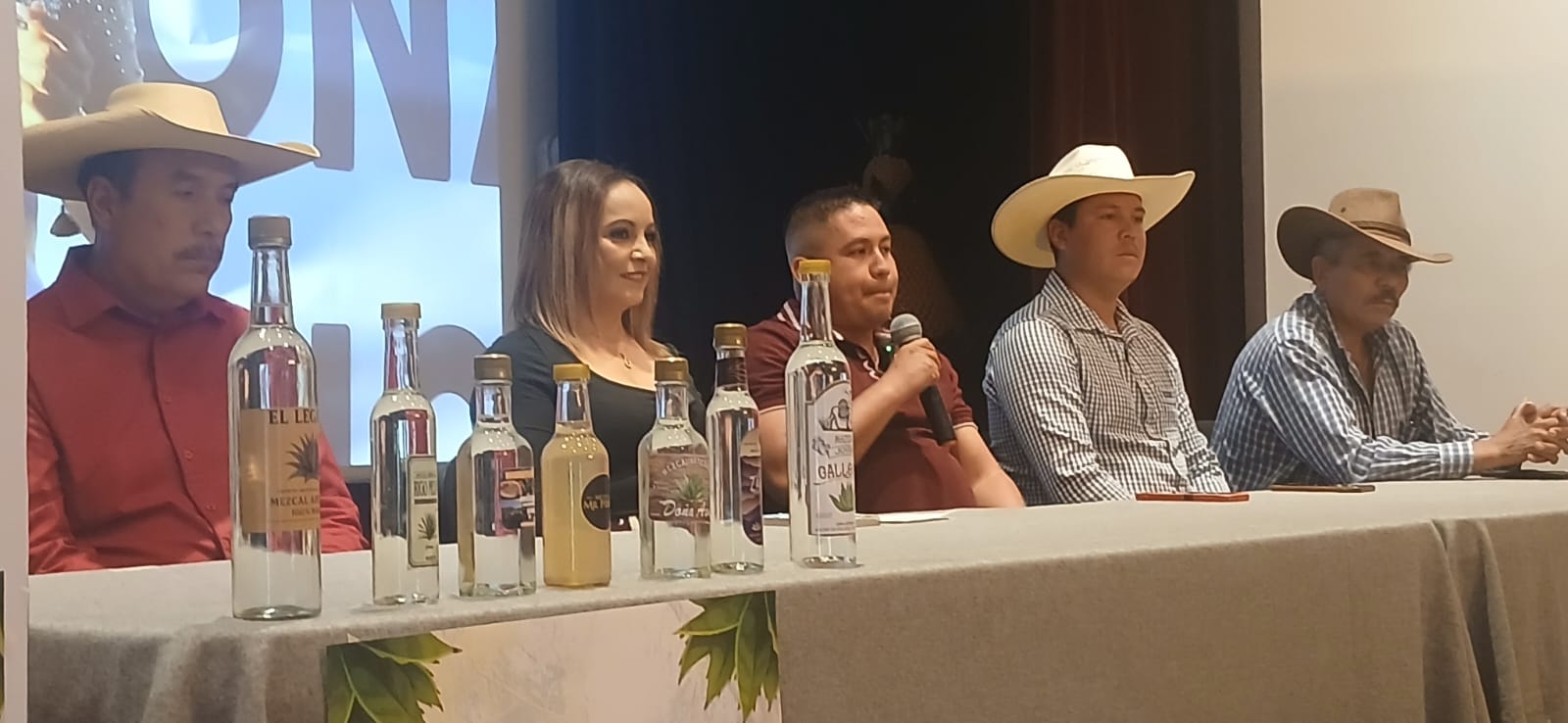 Vive la tradición y el sabor en la feria del mezcal de Turicato