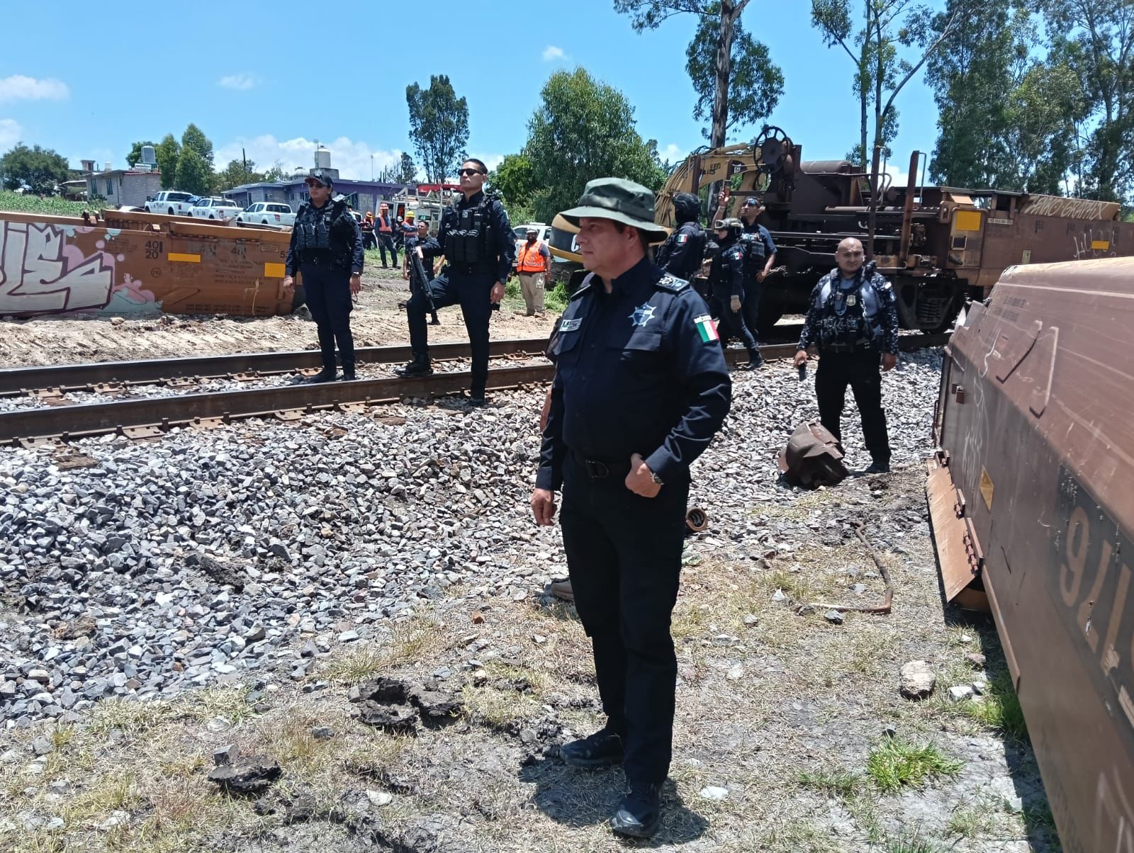 SSP y Defensa resguardan tren descarrilado, en Maravatío