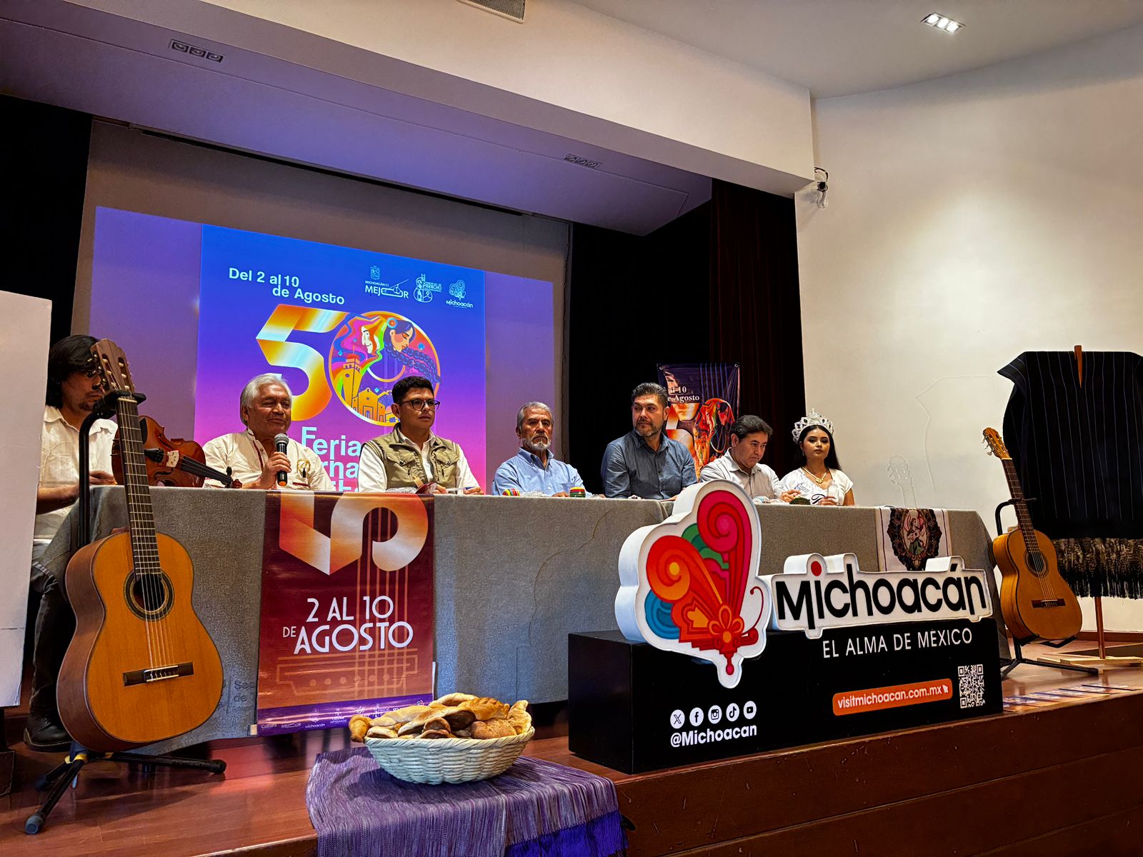 Paracho celebrará en grande los 50 años de la Feria de la Guitarra Paracho celebrará en grande los 50 años de la Feria de la Guitarra