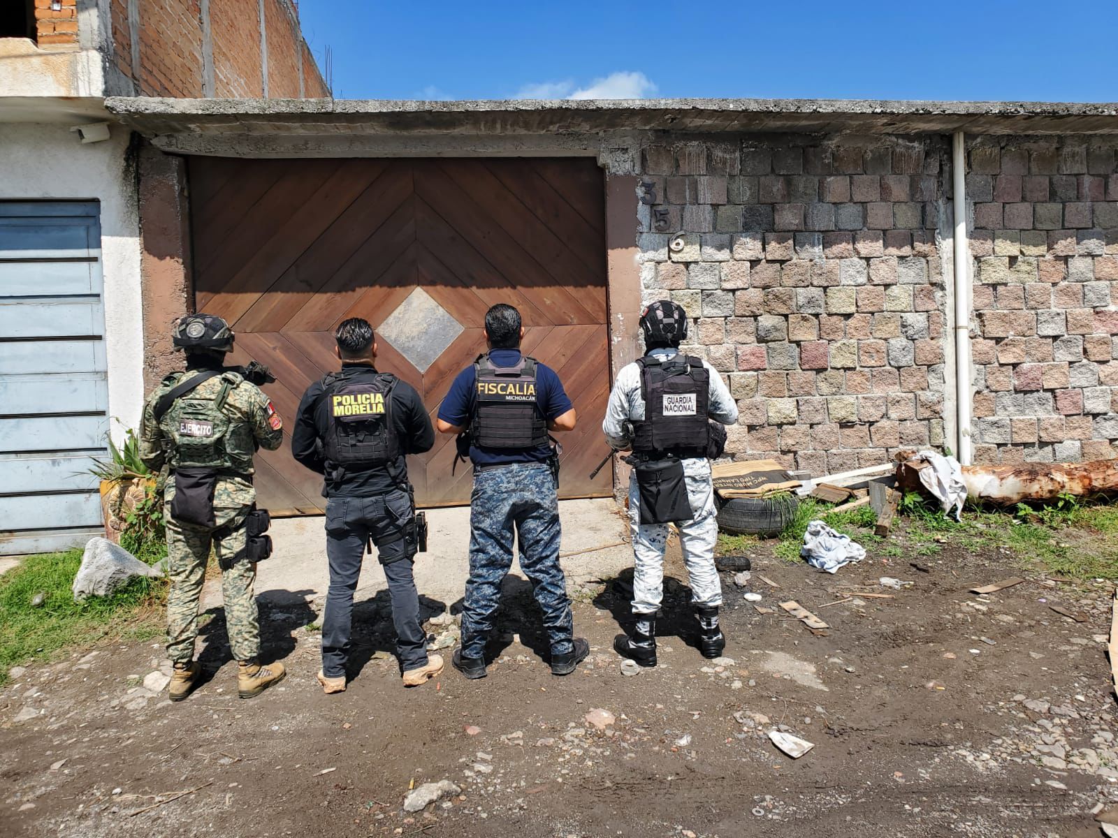 Cumplimenta FGE orden de cateo en Morelia; asegura más de mil 900 dosis de metanfetamina y detiene a cuatro personas Cumplimenta FGE orden de cateo en Morelia; asegura más de mil 900 dosis de metanfetamina y detiene a cuatro personas