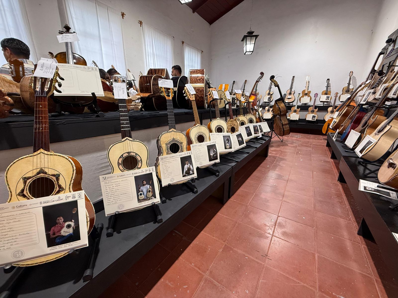 Inicia venta de guitarras y juguete tradicional en Feria de Paracho Inicia venta de guitarras y juguete tradicional en Feria de Paracho