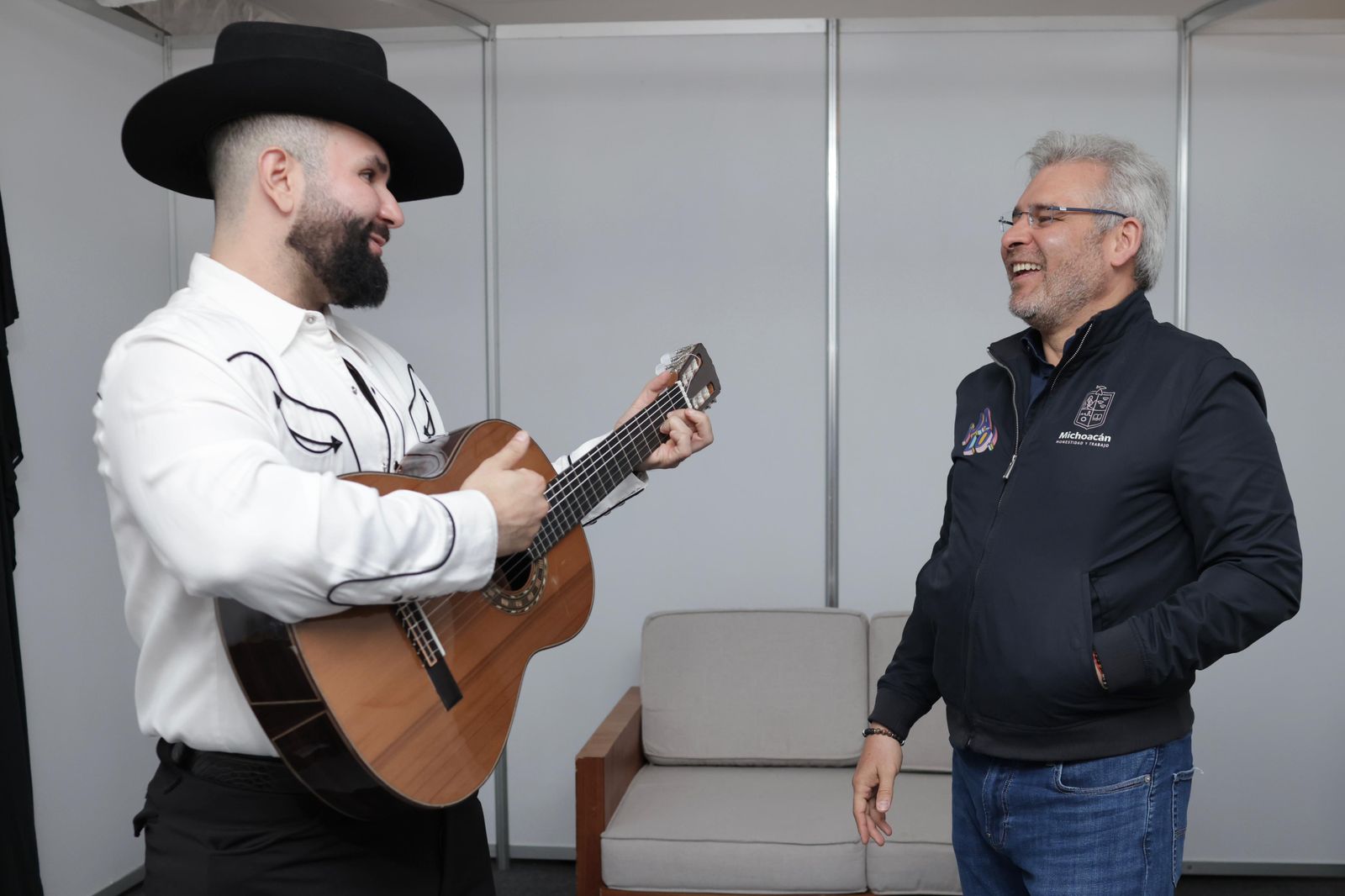 Con guitarra de Paracho recibe ARB a Carín León en el Morelos Con guitarra de Paracho recibe ARB a Carín León en el Morelos