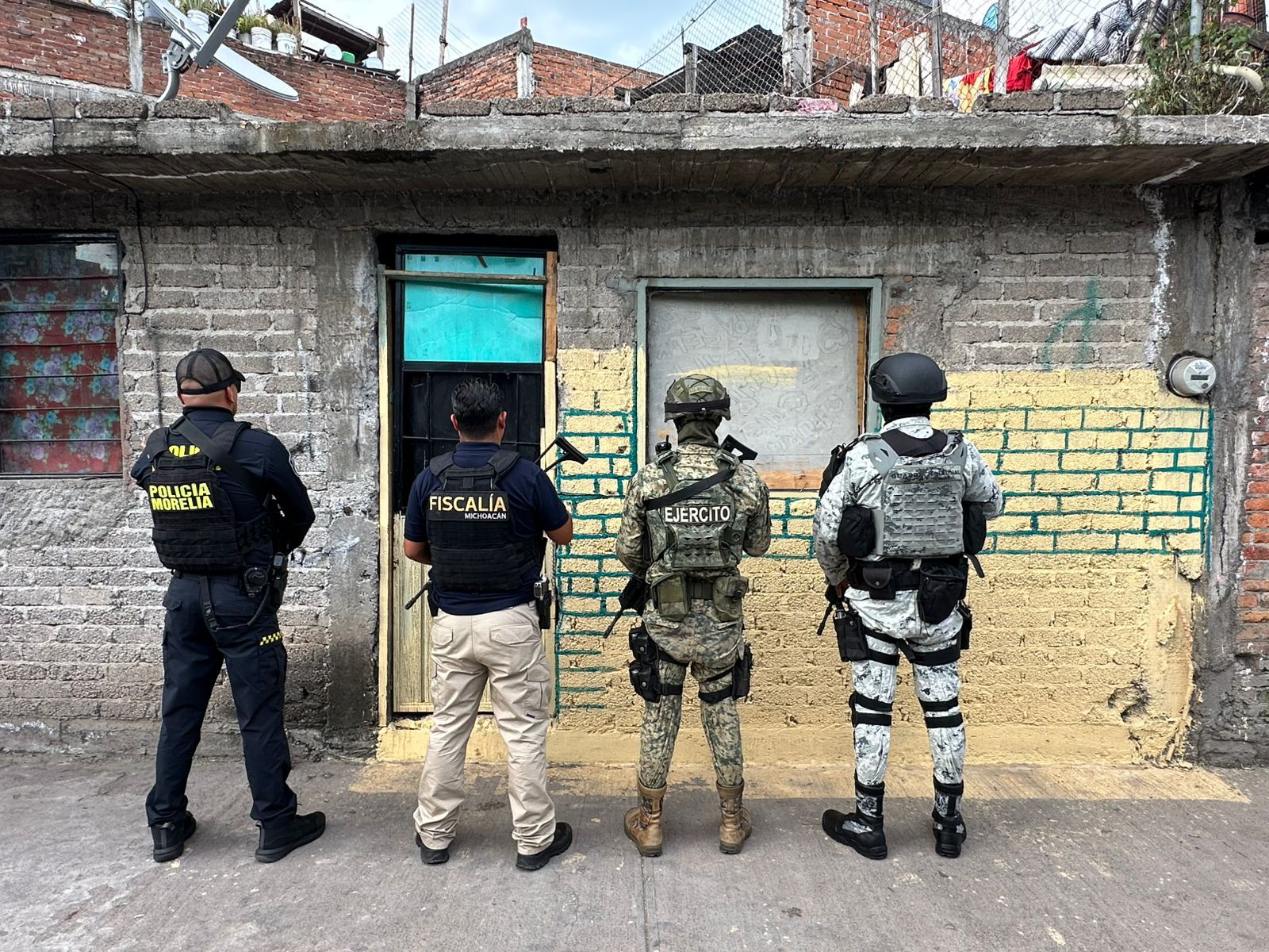 Fiscalía General asegura más de 2 mil 400 dosis de droga y detiene a seis personas en Morelia, tras ejecución de tres cateos
