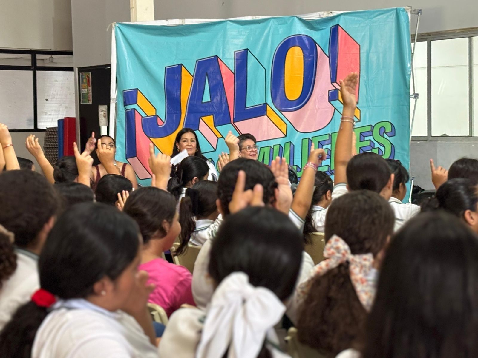 Arranca caravana Jalo x las Mujeres; llevó productos menstruales a Apatzingán