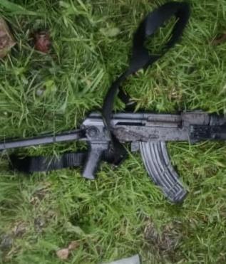 Agentes estatales y federales aseguran en Parácuaro armas, granadas y un vehículo Agentes estatales y federales aseguran en Parácuaro armas, granadas y un vehículo