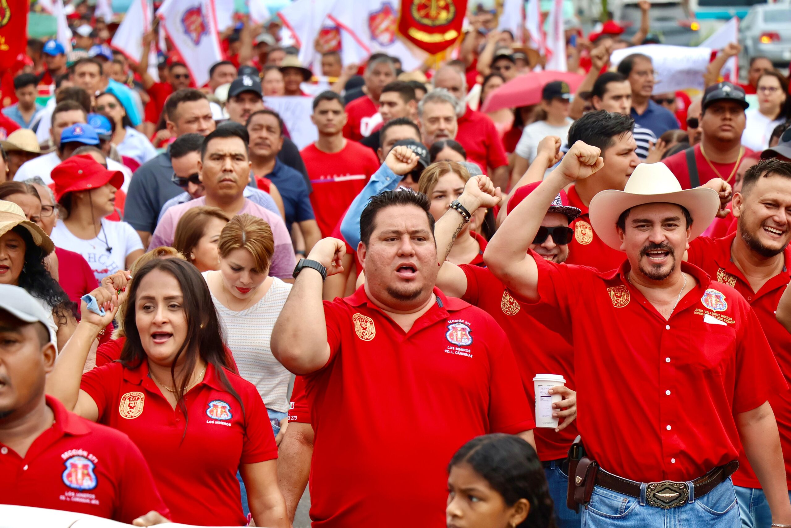 Presidente de Lázaro Cárdenas marcha en apoyo a Sindicato Minero