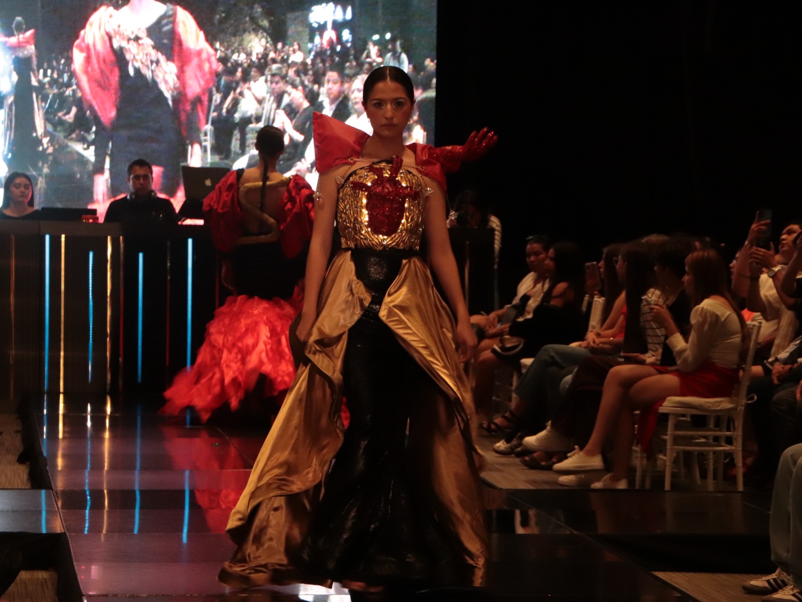 Estudiantes de la UTM presentan propuestas de moda inspiradas en mitos y leyendas Estudiantes de la UTM presentan propuestas de moda inspiradas en mitos y leyendas