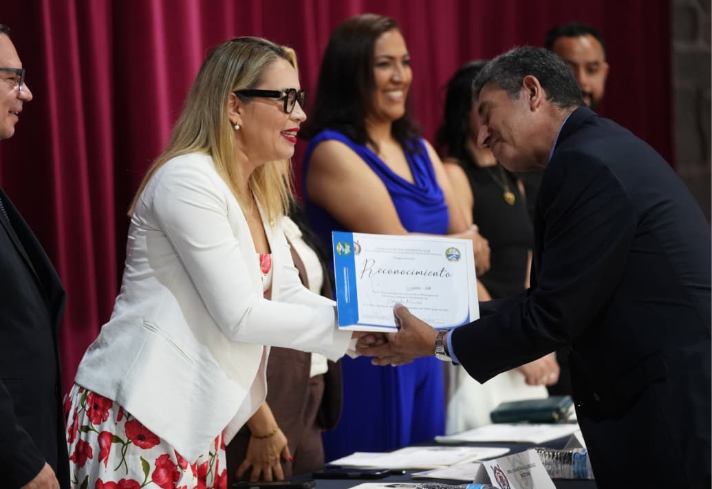 Nicolaitas siguen la ruta de la excelencia profesional; Yarabí Ávila clausura diplomados de Odontología Nicolaitas siguen la ruta de la excelencia profesional; Yarabí Ávila clausura diplomados de Odontología