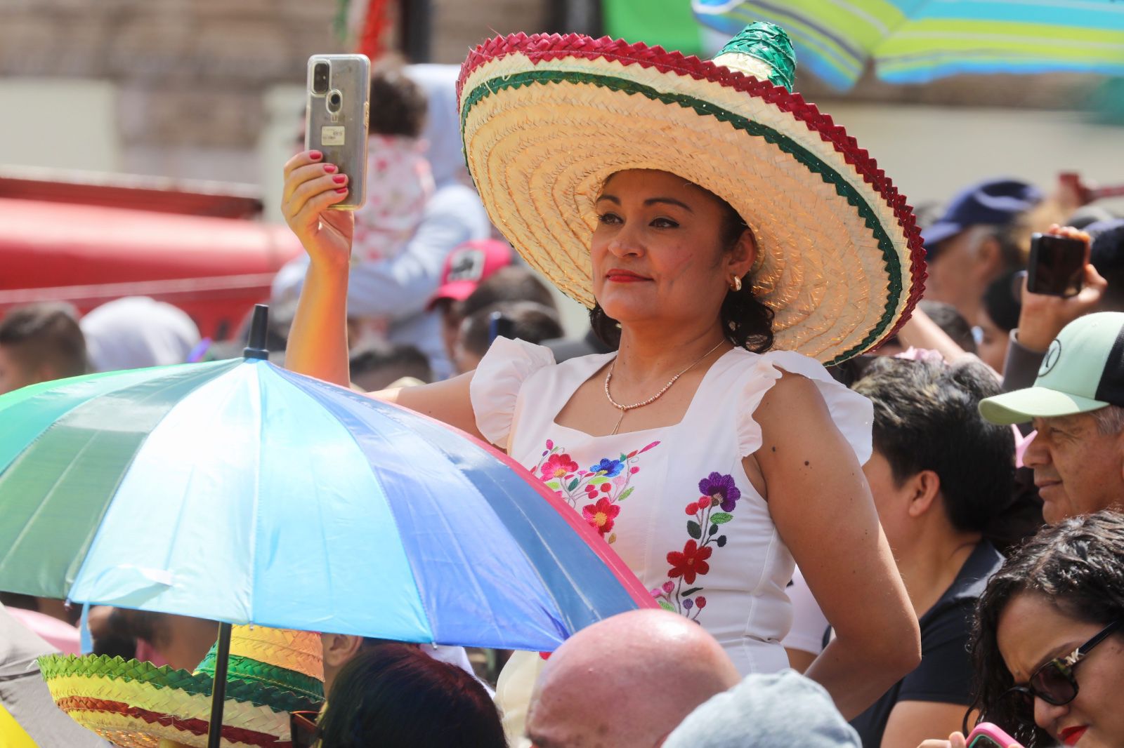 Con desfile, familias celebran el 215 Aniversario de la Independencia de México