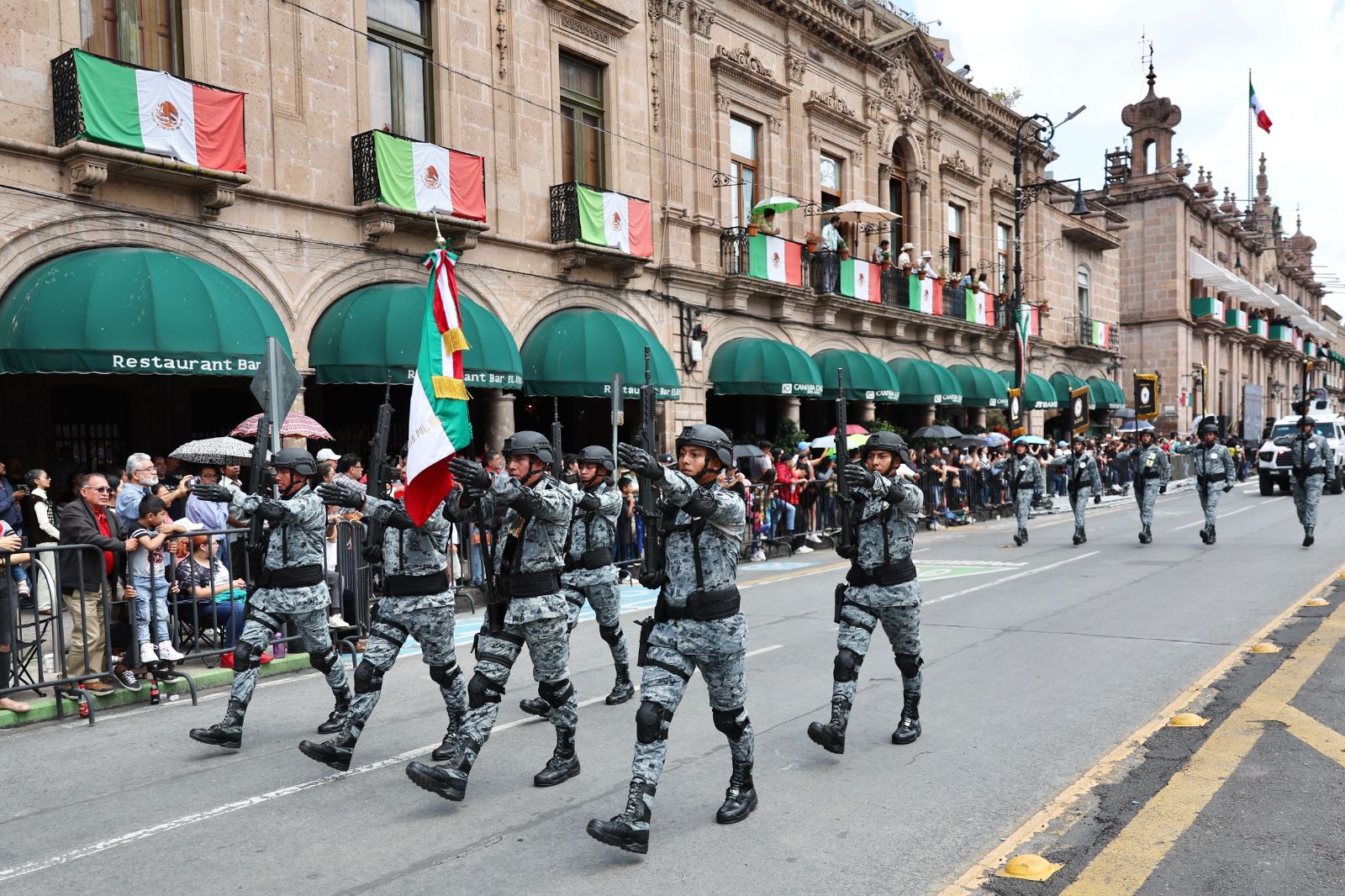 Con saldo blanco y en ambiente festivo concluyen desfiles por el 215 Aniversario de la Independencia en Michoacán Con saldo blanco y en ambiente festivo concluyen desfiles por el 215 Aniversario de la Independencia en Michoacán