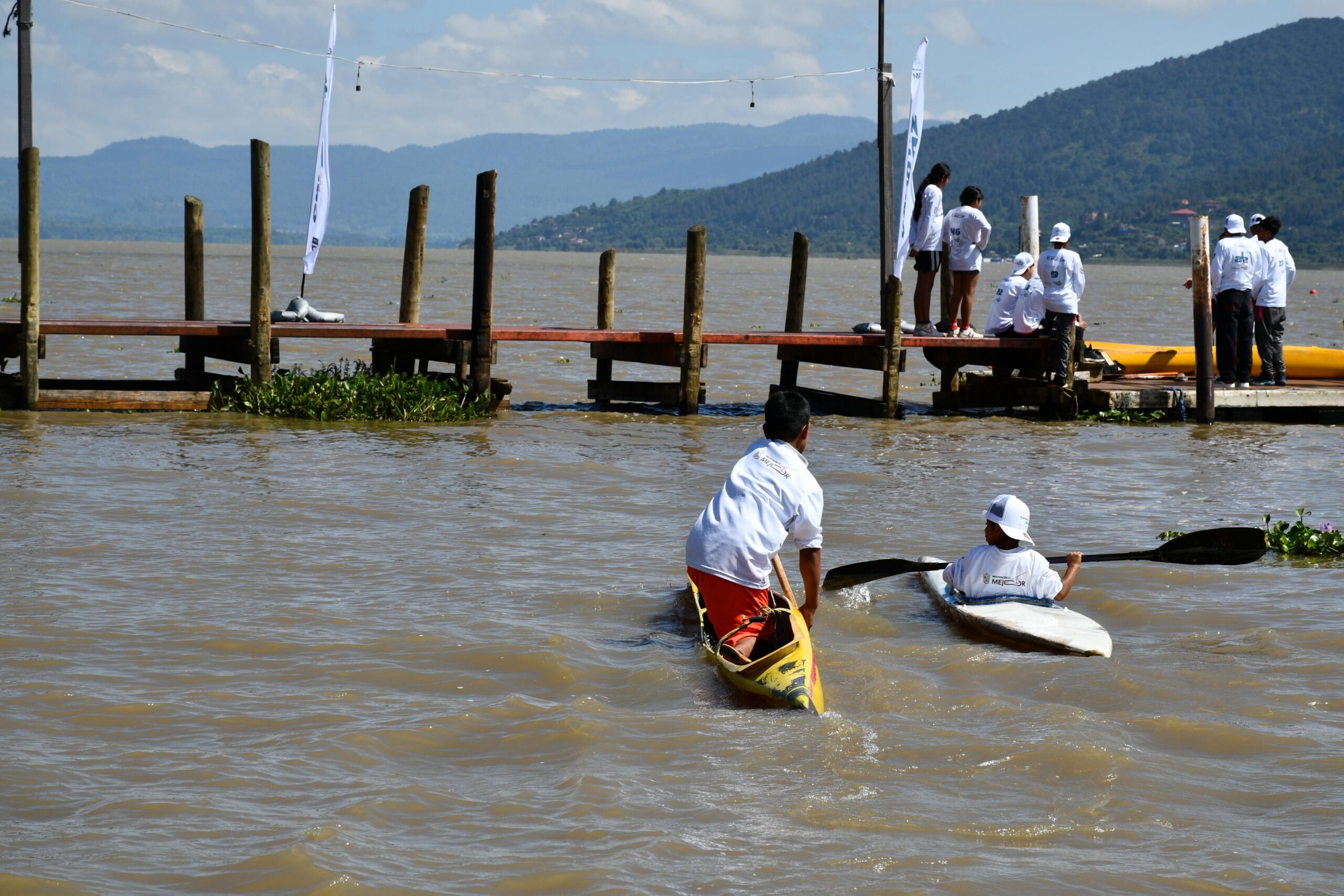 Reman por la paz en torneo de canotaje en la isla de Janitzio Reman por la paz en torneo de canotaje en la isla de Janitzio