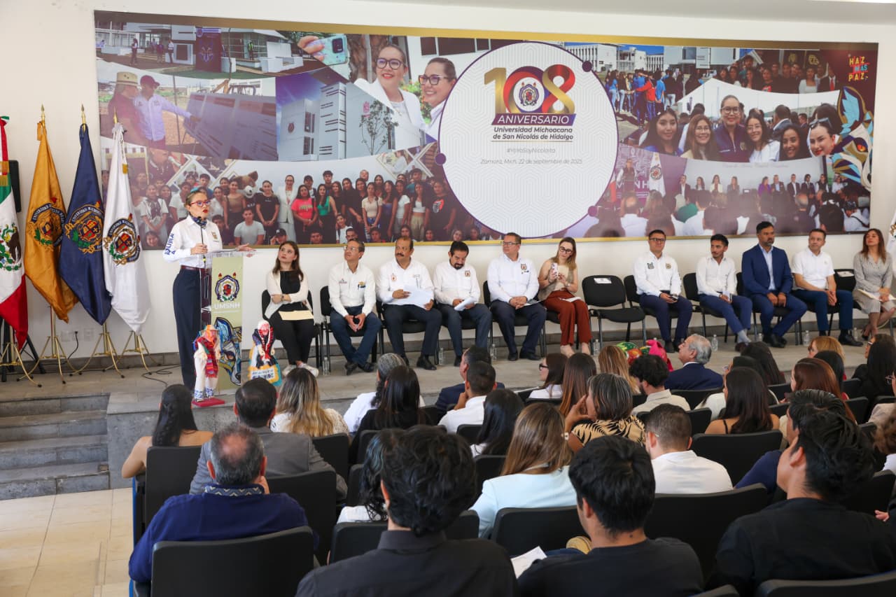 Vivan la Universidad orgullosos de su historia, manifiesta Yarabí Ávila ante estudiantes zamoranos