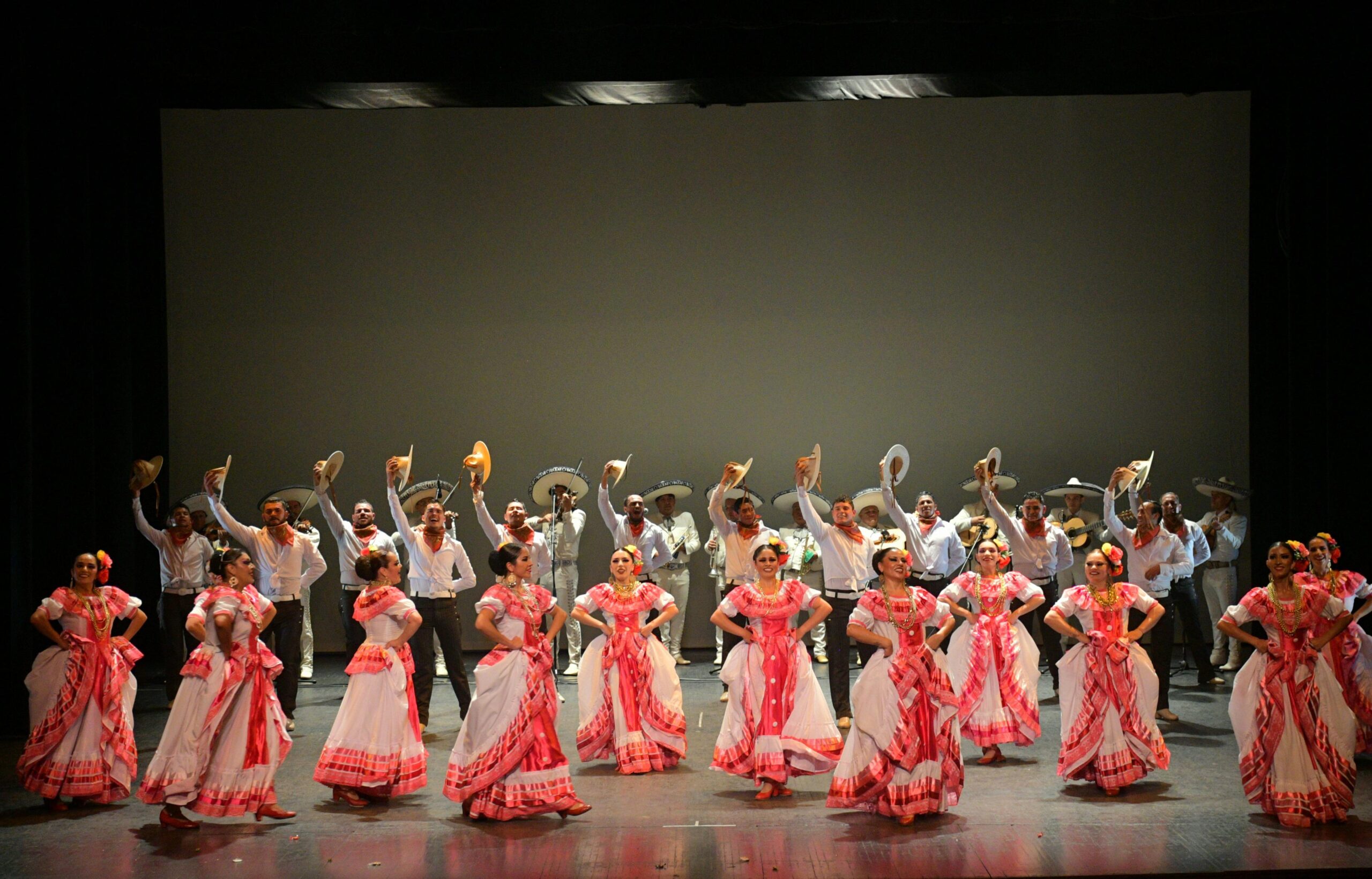 Ballet Folklórico de Michoacán celebra 67 años de trayectoria Ballet Folklórico de Michoacán celebra 67 años de trayectoria
