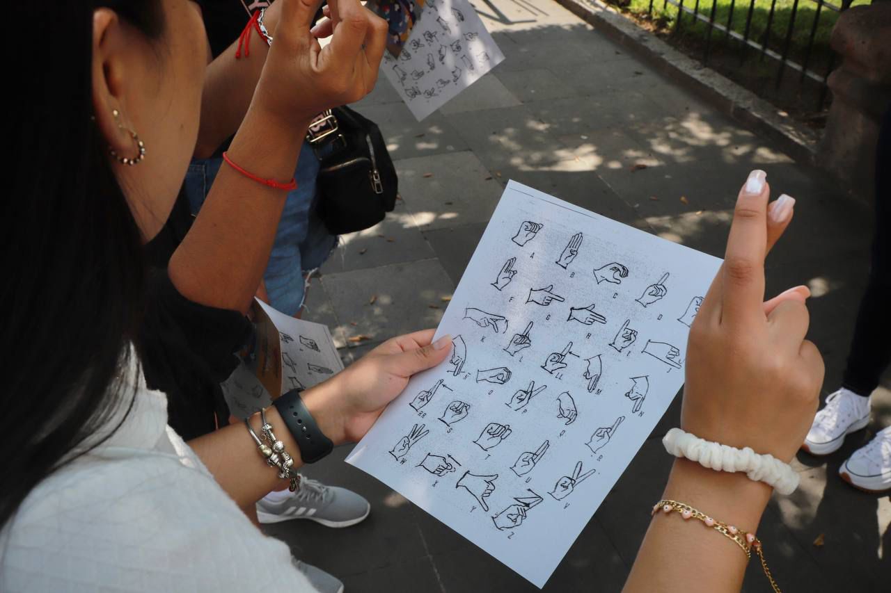 DIF Morelia celebra el Día de las Lenguas de Señas con jornada inclusiva en Plaza de Armas DIF Morelia celebra el Día de las Lenguas de Señas con jornada inclusiva en Plaza de Armas