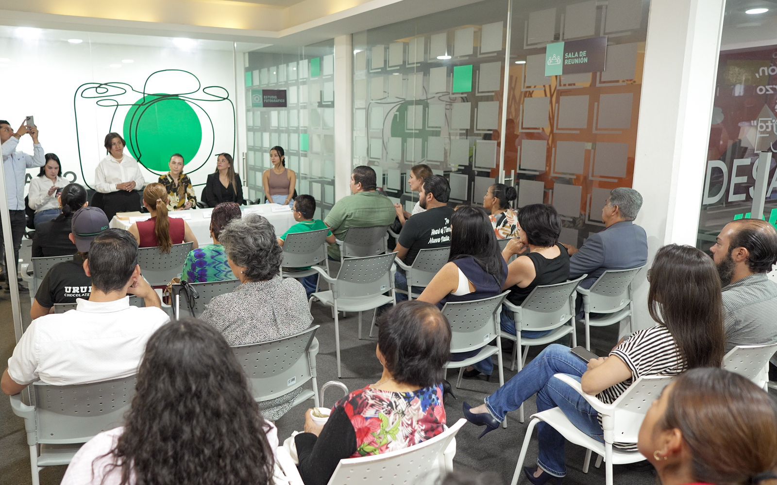 Sedeco entrega títulos de registro de marca en Espacio Emprendedor Uruapan Sedeco entrega títulos de registro de marca en Espacio Emprendedor Uruapan