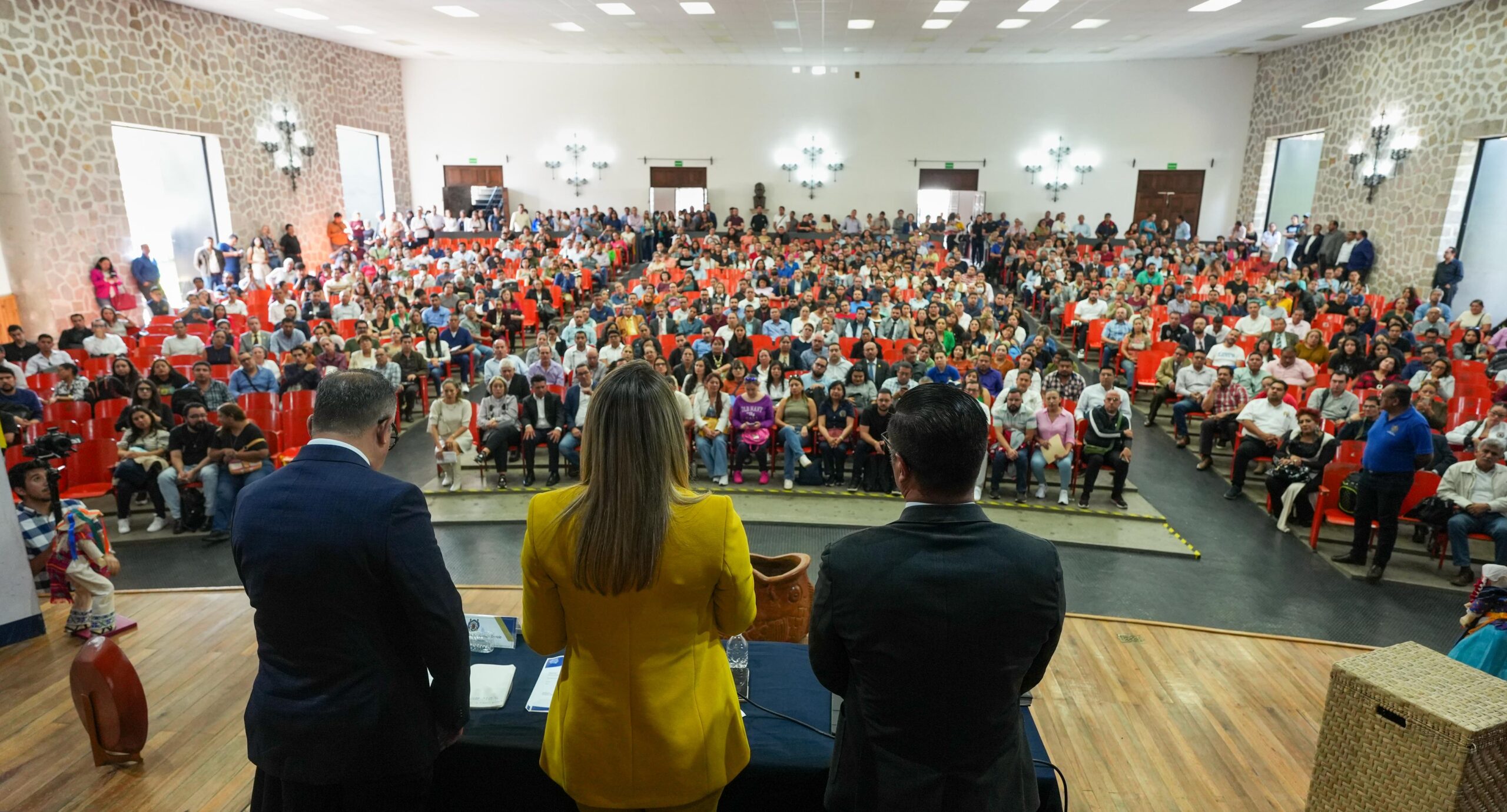 Vamos a respaldar su futuro laboral en la UMSNH, señala Yarabí Ávila ante docentes; las y los profesores reconocen que se dignifique su labor Vamos a respaldar su futuro laboral en la UMSNH, señala Yarabí Ávila ante docentes; las y los profesores reconocen que se dignifique su labor