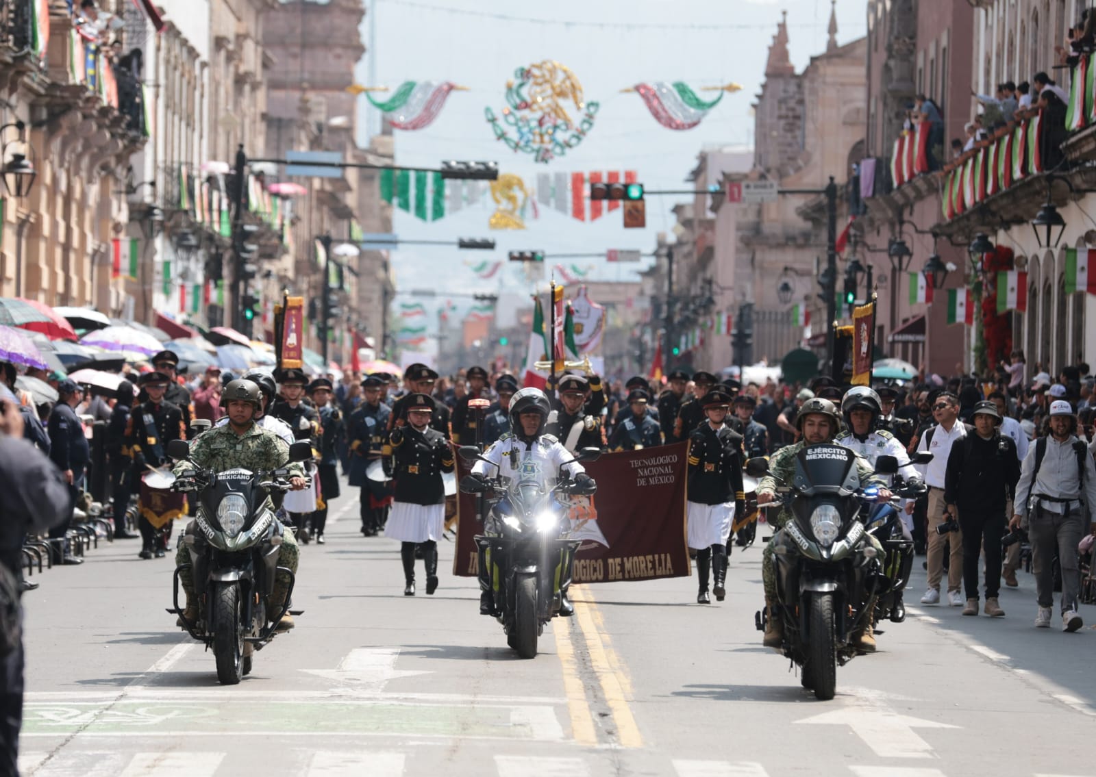 Espectacular desfile en honor a Morelos, corona el programa patrio en Morelia
